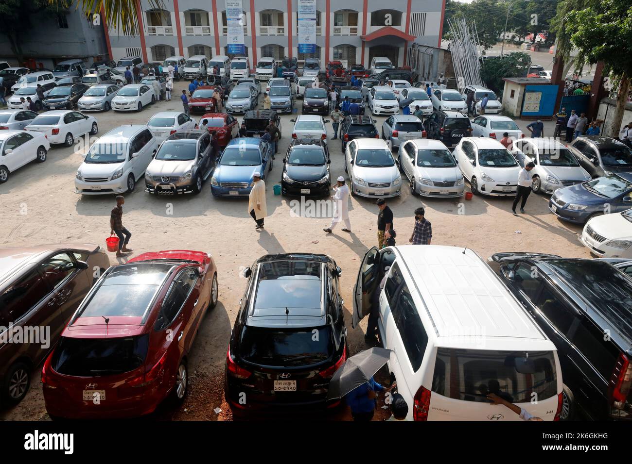 Dhaka, Bangladesh - 14 octobre 2022 : un marché automobile a lieu chaque vendredi dans les écoles secondaires de Rajdhani à Dhaka, au Bangladesh. Tous les anciens modèles et marques Banque D'Images