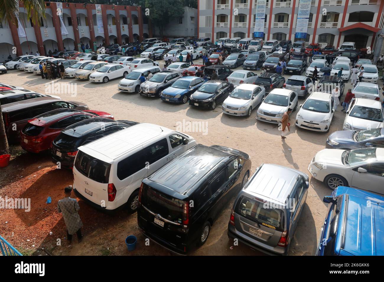 Dhaka, Bangladesh - 14 octobre 2022 : un marché automobile a lieu ...