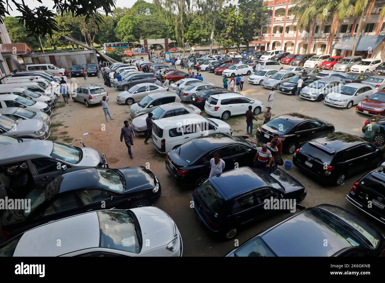 Dhaka, Bangladesh - 14 octobre 2022 : un marché automobile a lieu ...