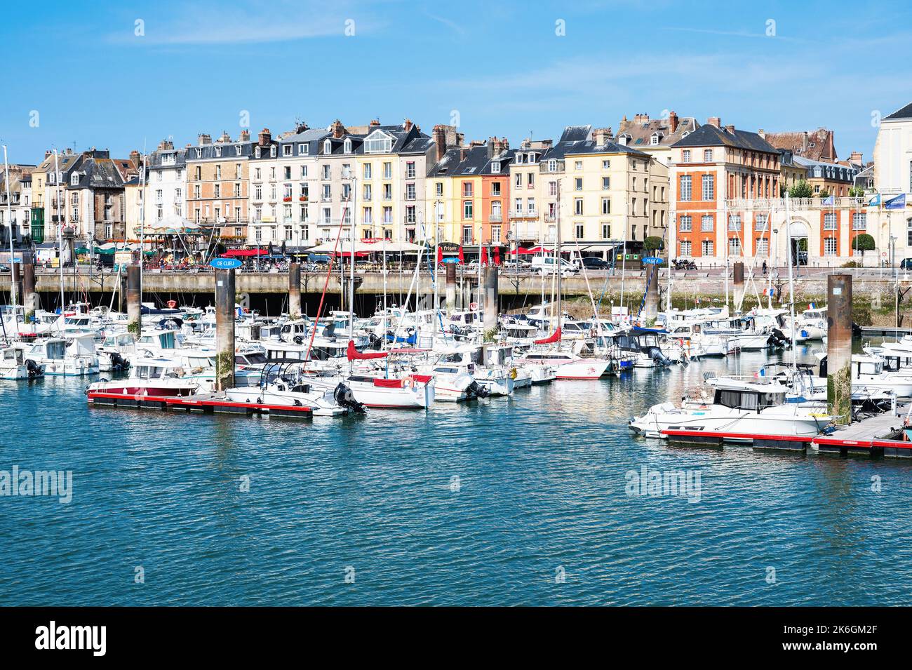 Dieppe, France - 29 août 2022 : bateaux dans le port de Dieppe, port de pêche sur la côte normande dans le nord de la France Banque D'Images