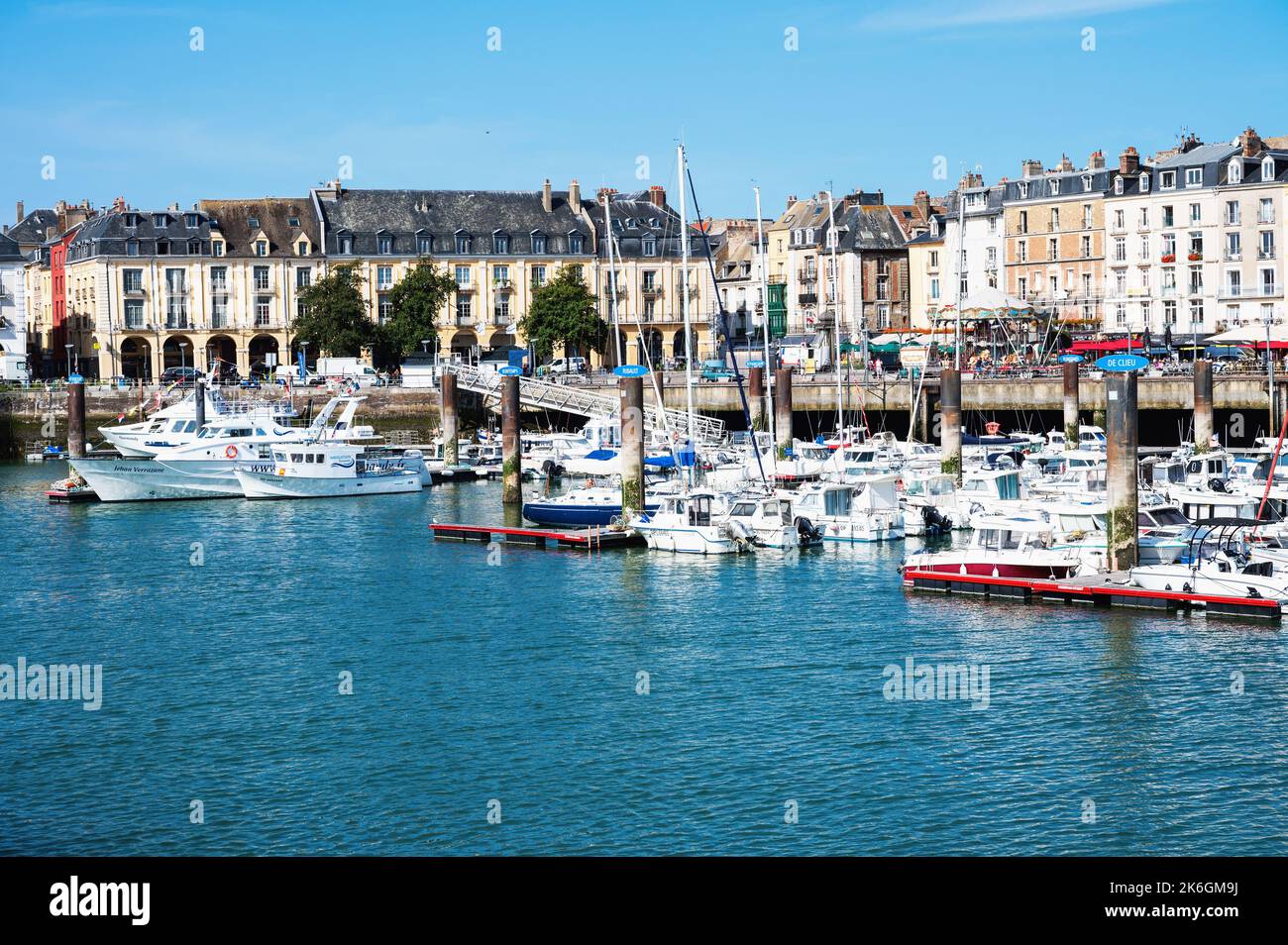 Dieppe, France - 29 août 2022 : bateaux dans le port de Dieppe, port de pêche sur la côte normande dans le nord de la France Banque D'Images