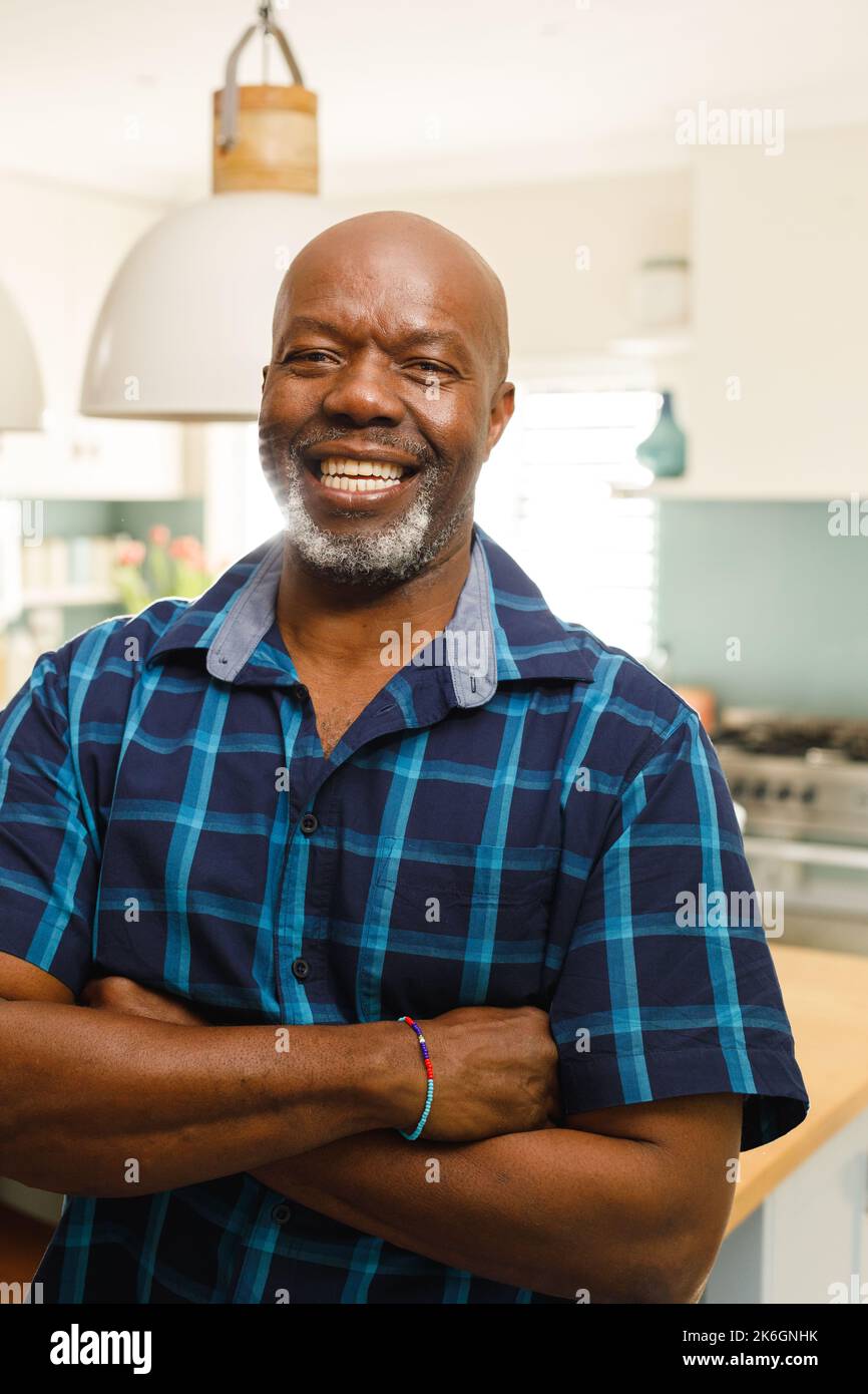 Portrait d'un homme afro-américain de haut niveau souriant Banque D'Images