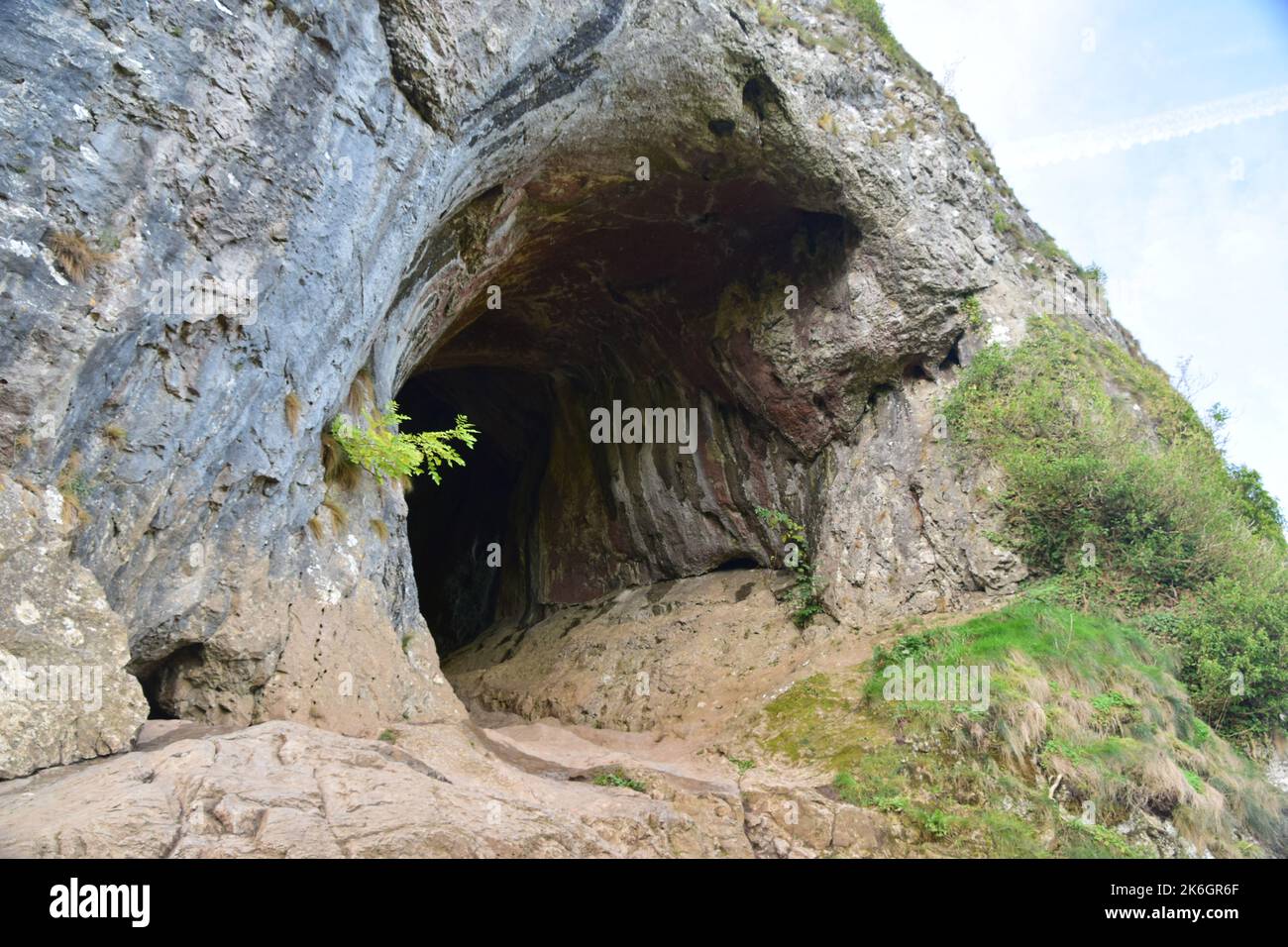 Face à la vallée de la manifold du district de pic sont une série de grottes formées il y a environ 300 millions d'années, la grotte de Thor étant la plus grande. Banque D'Images