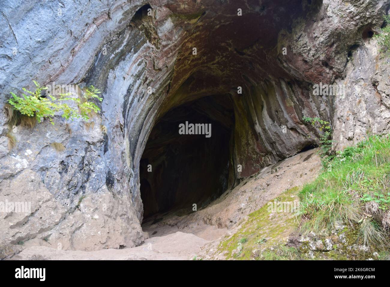 Face à la vallée de la manifold du district de pic sont une série de grottes formées il y a environ 300 millions d'années, la grotte de Thor étant la plus grande. Banque D'Images