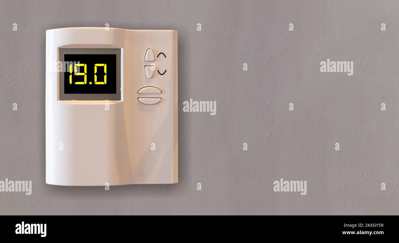 Thermostat de chauffage domestique à 19 degrés Celsius. Température d'économie d'énergie. La consommation d'électricité diminue. Banque D'Images