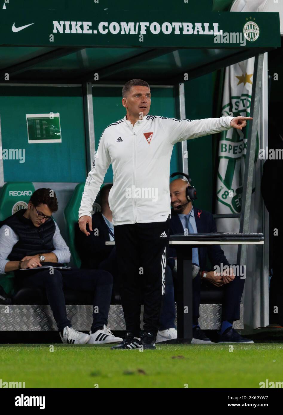 BUDAPEST, HONGRIE - OCTOBRE 9 : Srdan Blagojevic, entraîneur en chef de la DVSC, réagit lors du match de la Ligue de la Banque de l'OTP en Hongrie entre Ferencvarosi TC et la DVSC à l'aréna de Groupama sur 9 octobre 2022 à Budapest, en Hongrie. Banque D'Images