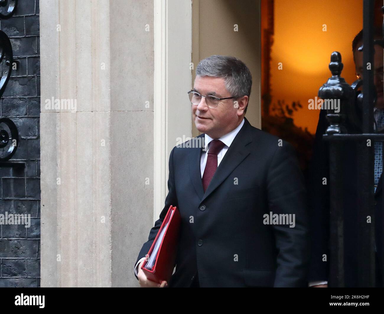 Londres, Royaume-Uni. 11th octobre 2022. Le secrétaire d'État du pays de Galles, Robert Buckland, quitte Downing Street n° 10 après la réunion hebdomadaire du Cabinet. Banque D'Images