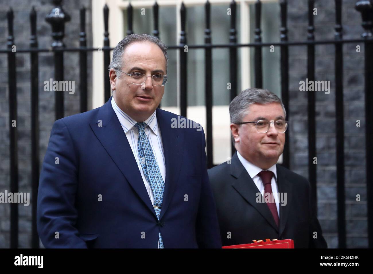 Londres, Royaume-Uni. 11th octobre 2022. Le procureur général Michael Ellis et le secrétaire d'État du pays de Galles Robert Buckland quittent Downing Street no 10 après la réunion hebdomadaire du Cabinet. Banque D'Images