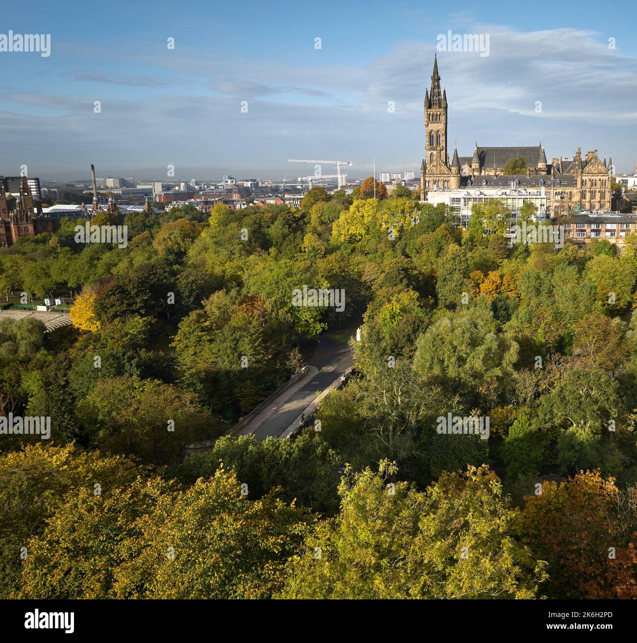 Vue depuis le mémorial Lord Roberts dans le parc Kelvingrove vers l'université de Glasgow en automne. Banque D'Images