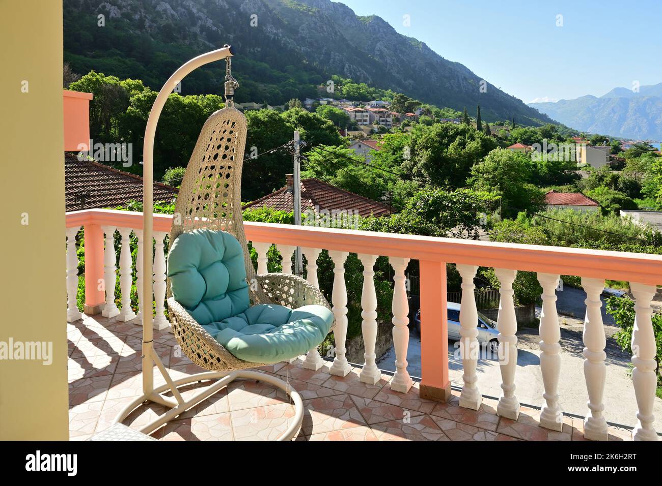 Chaise suspendue sur une terrasse de vacances dans un appartement d'été typique au Monténégro Banque D'Images