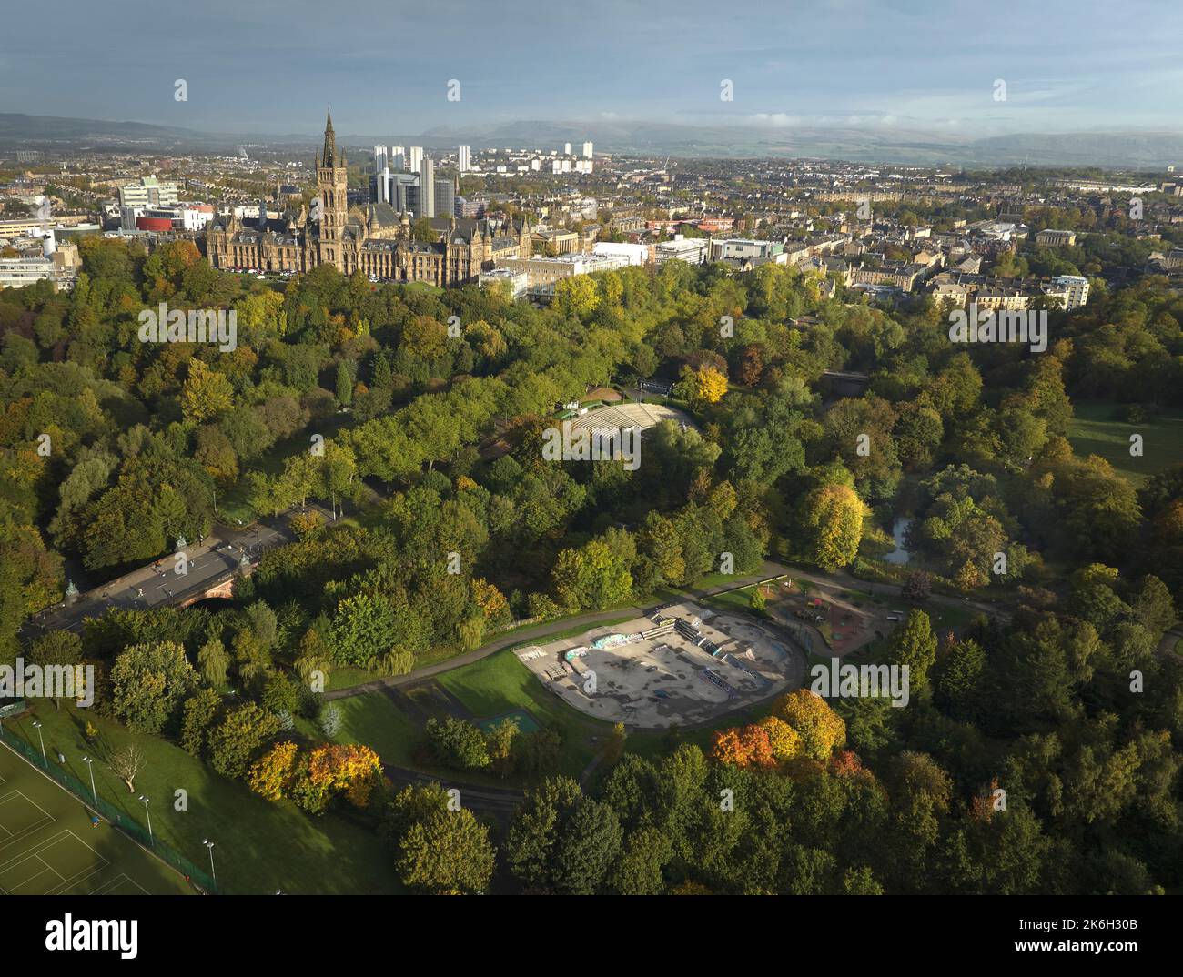 Vue aérienne de la galerie d'art et du musée Kelvingrove et de l'université de Glasgow avec le kiosque à musique et le parc à roulettes à Kelvingrove Park en un automne ensoleillé. Banque D'Images