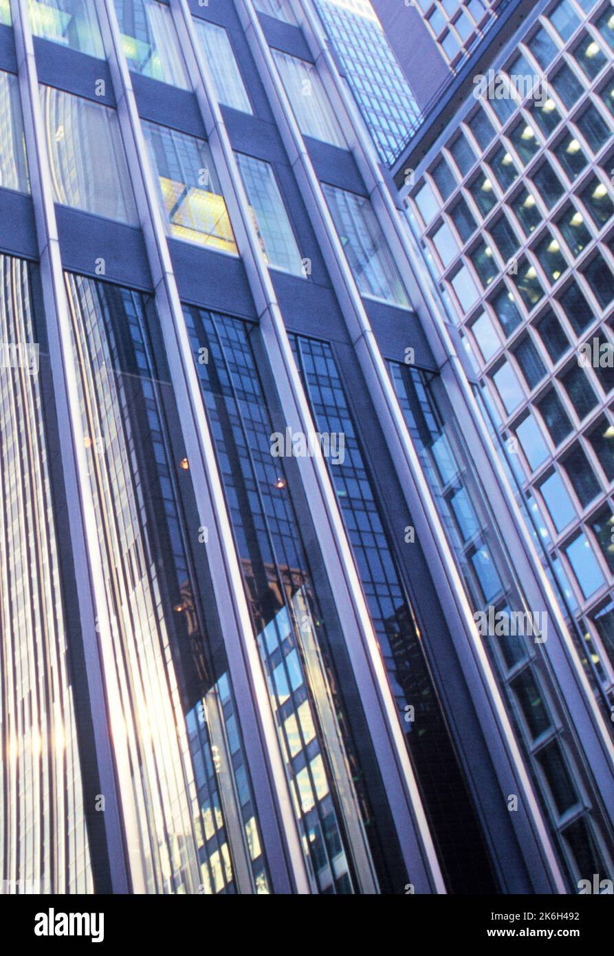 Immeuble de bureaux gratte-ciel dans le quartier financier de Lower Manhattan, New York. Détail architectural de la façade du bâtiment de bureau. ÉTATS-UNIS Banque D'Images
