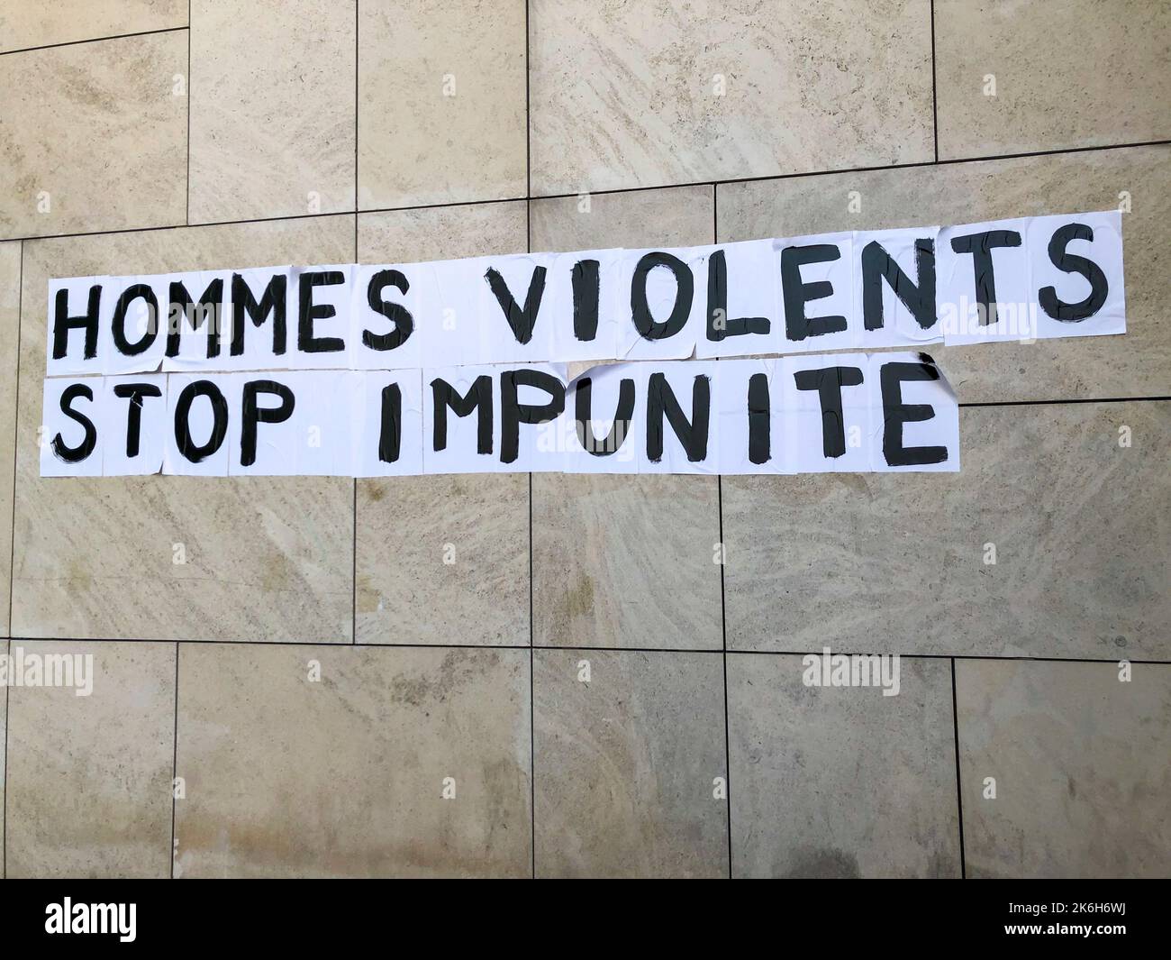 Montreuil, France, Art de la rue féministe, Affiches avec slogan, Feminicides, Sur Wall, banlieue de Paris Banque D'Images