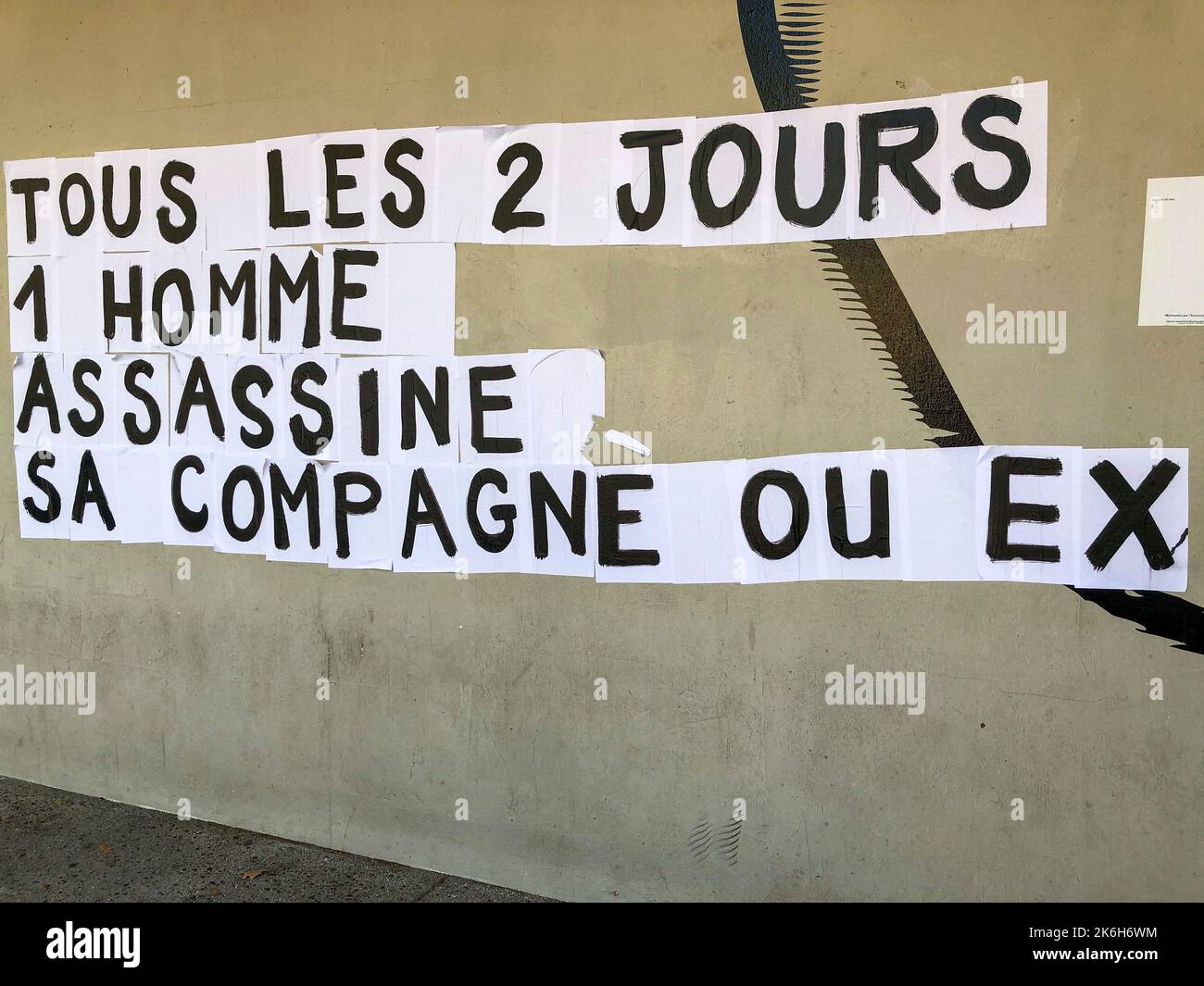 Montreuil, France, Street Art féministe, affiches avec slogan, féminicides, à Wall, banlieues de Paris, violence sexiste Banque D'Images
