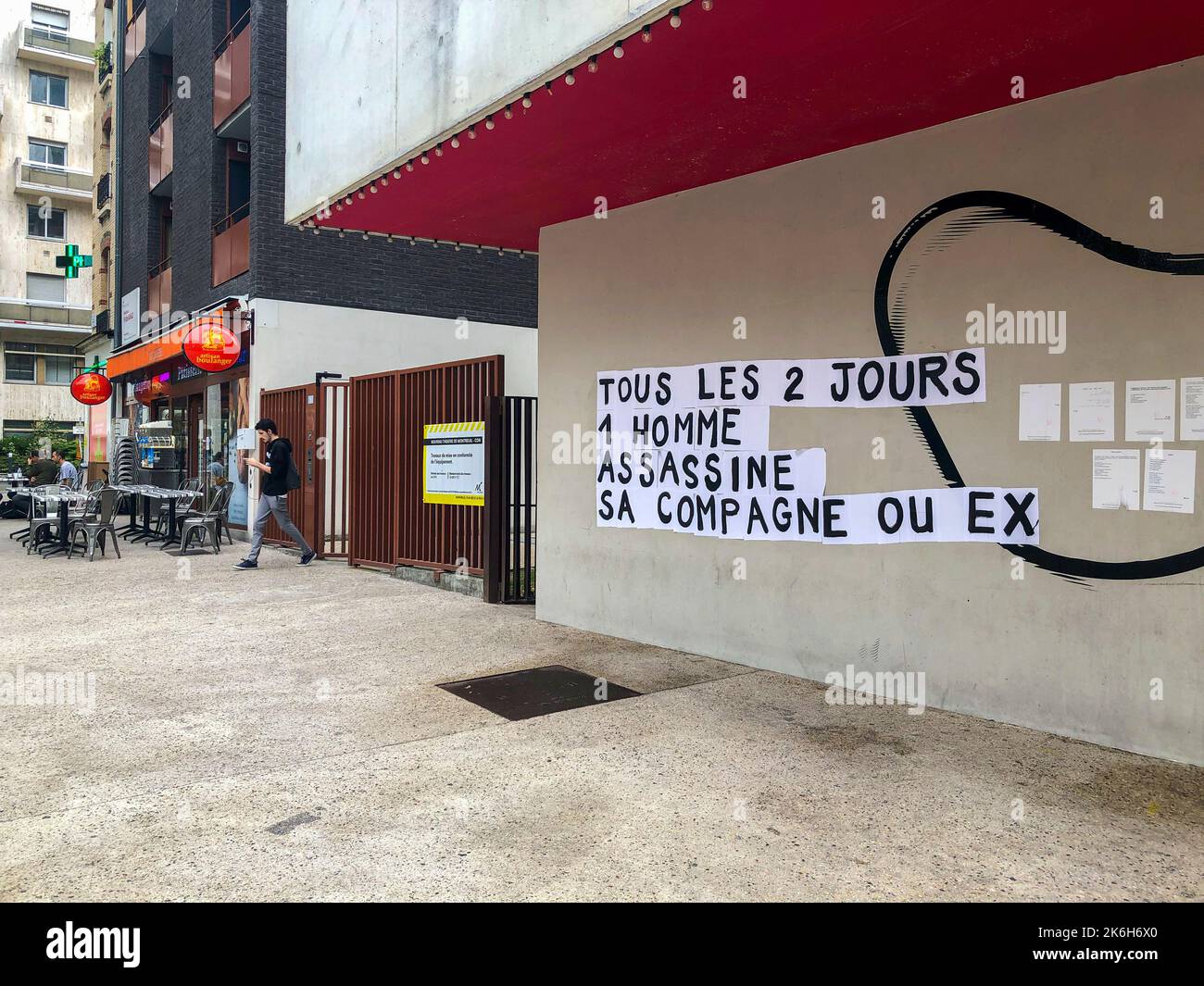 Montreuil, France, Art de la rue féministe, Affiches avec slogan, Feminicides, Sur Wall, banlieue de Paris Banque D'Images