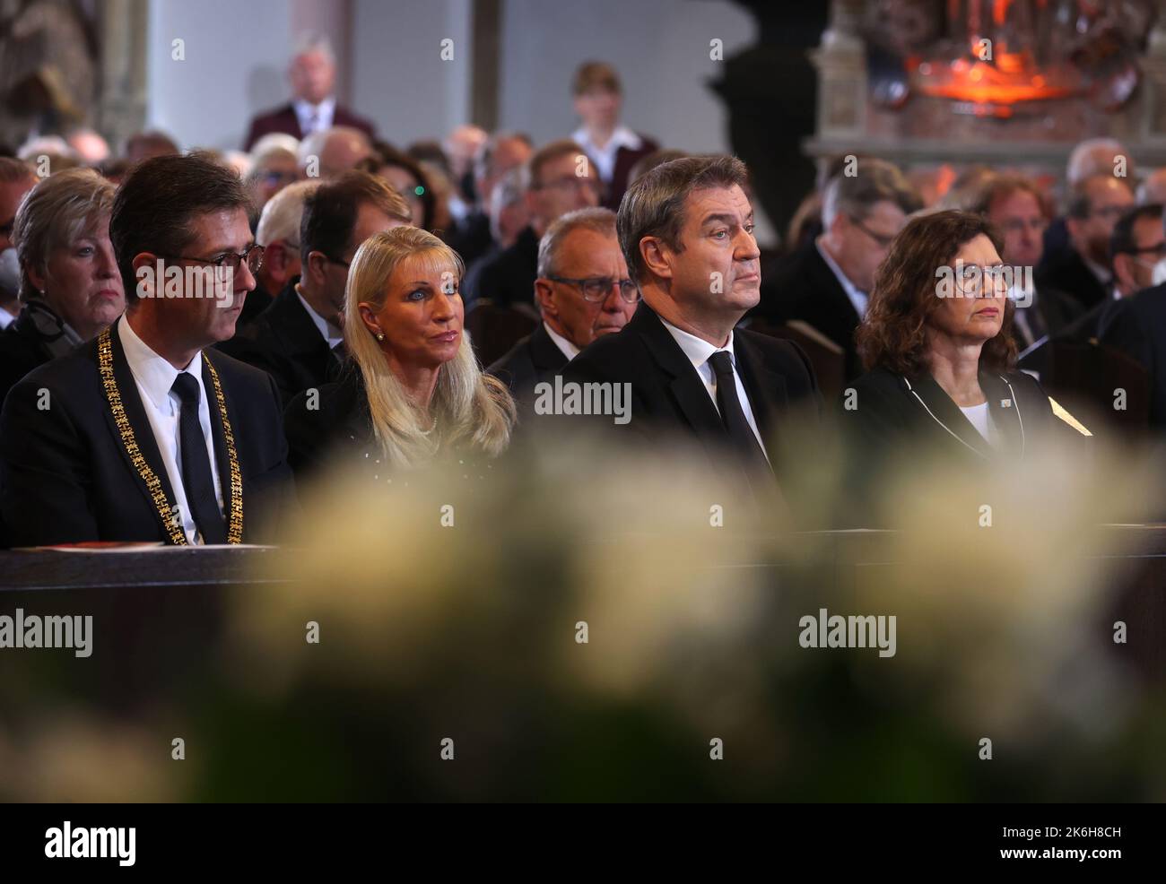 Bavière, Würzburg: 14 octobre 2022, Christian Schuchardt (CDU, l-r), maire de Würzburg, Karin Baumüller-Söder, Markus Söder (CSU), premier ministre bavarois, et Ilse Aigner (CSU), président du Parlement de l'État bavarois, siègent dans la cathédrale lors d'une cérémonie funéraire pour l'ancienne présidente du Parlement bavarois Barbara Stamm (CSU). Photo : Karl-Josef Hildenbrand/dpa Pool/dpa Banque D'Images