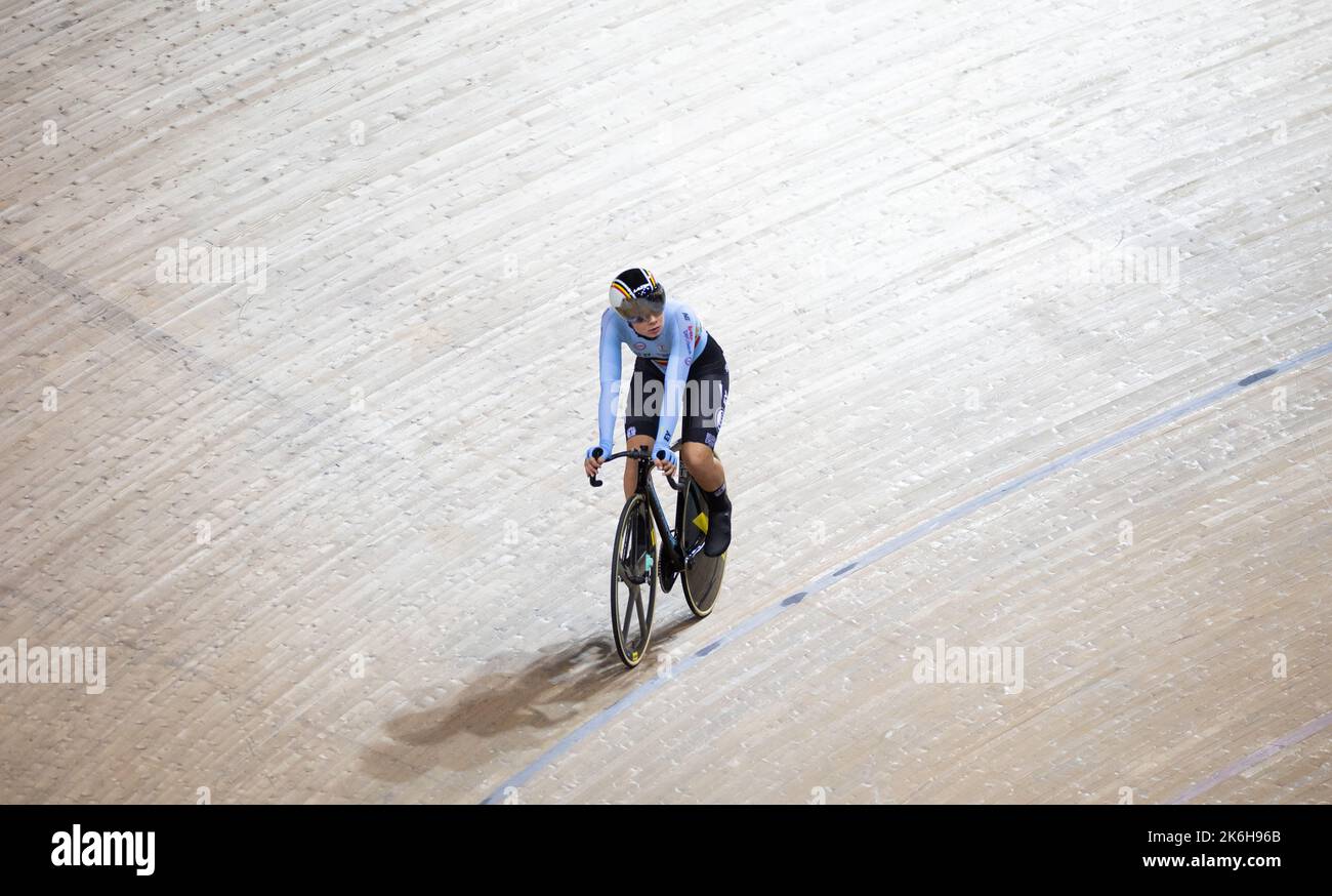 France. 14th octobre 2022. Montigny-le-Bretonneux, France, 14 octobre 2022. La Lotte Kopecky Belge a l'air défragée après la course de scratch, qui fait partie de l'Omnium féminin, le troisième jour des Championnats du monde de piste de l'UCI, au vélodrome de Saint-Quentin-en-Yvelines à Montigny-le-Bretonneux, en France, le vendredi 14 octobre 2022. Les Championnats du monde ont lieu du 12 au 16 octobre 2022. BELGA PHOTO BENOIT DOPPAGNE crédit: Belga News Agency/Alay Live News Banque D'Images