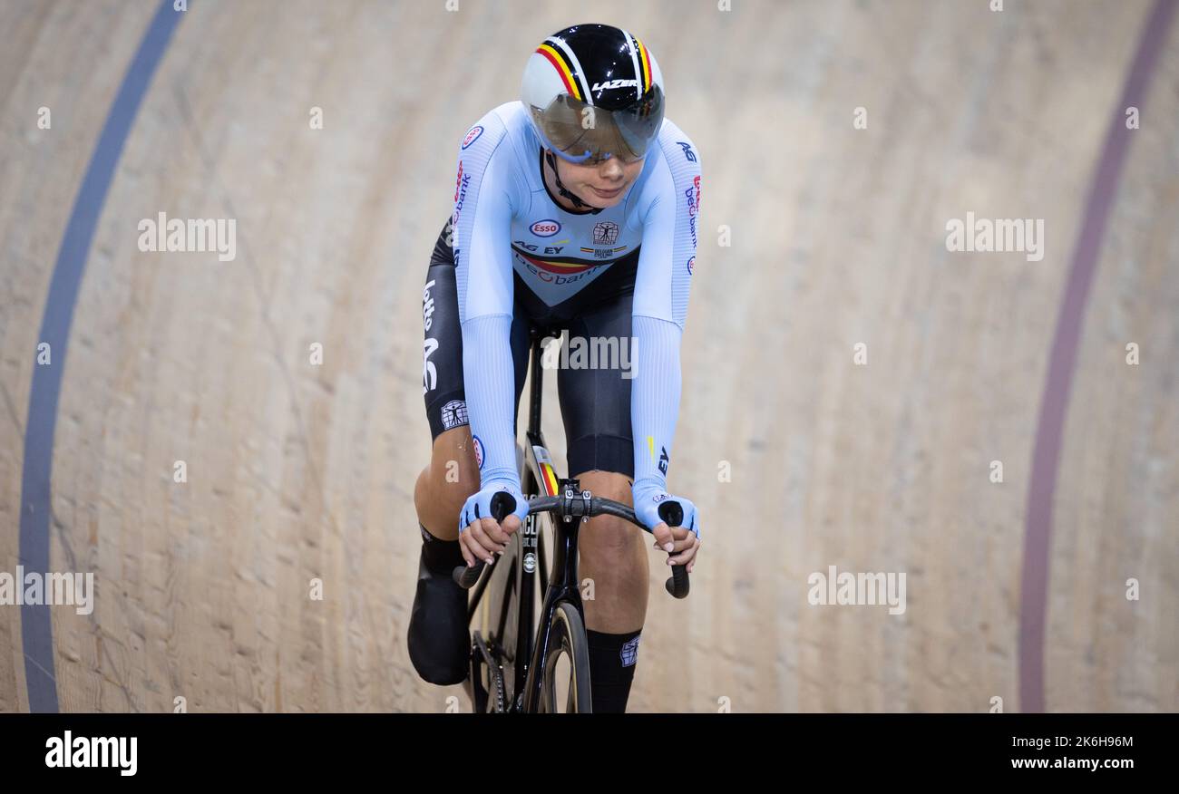 France. 14th octobre 2022. Montigny-le-Bretonneux, France, 14 octobre 2022. La Lotte Kopecky Belge a l'air défragée après la course de scratch, qui fait partie de l'Omnium féminin, le troisième jour des Championnats du monde de piste de l'UCI, au vélodrome de Saint-Quentin-en-Yvelines à Montigny-le-Bretonneux, en France, le vendredi 14 octobre 2022. Les Championnats du monde ont lieu du 12 au 16 octobre 2022. BELGA PHOTO BENOIT DOPPAGNE crédit: Belga News Agency/Alay Live News Banque D'Images