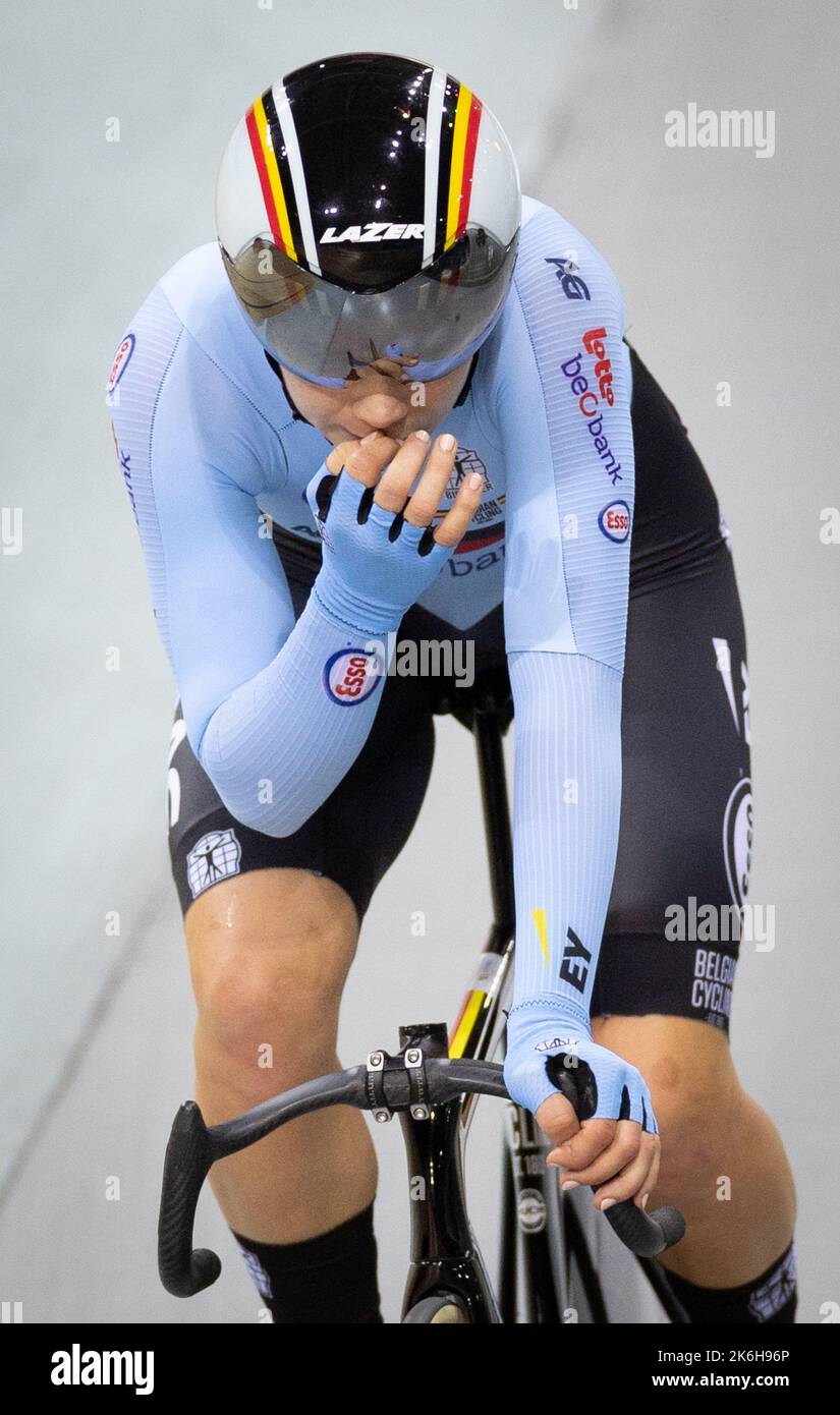 France. 14th octobre 2022. Montigny-le-Bretonneux, France, 14 octobre 2022. La Lotte Kopecky Belge a l'air défragée après la course de scratch, qui fait partie de l'Omnium féminin, le troisième jour des Championnats du monde de piste de l'UCI, au vélodrome de Saint-Quentin-en-Yvelines à Montigny-le-Bretonneux, en France, le vendredi 14 octobre 2022. Les Championnats du monde ont lieu du 12 au 16 octobre 2022. BELGA PHOTO BENOIT DOPPAGNE crédit: Belga News Agency/Alay Live News Banque D'Images