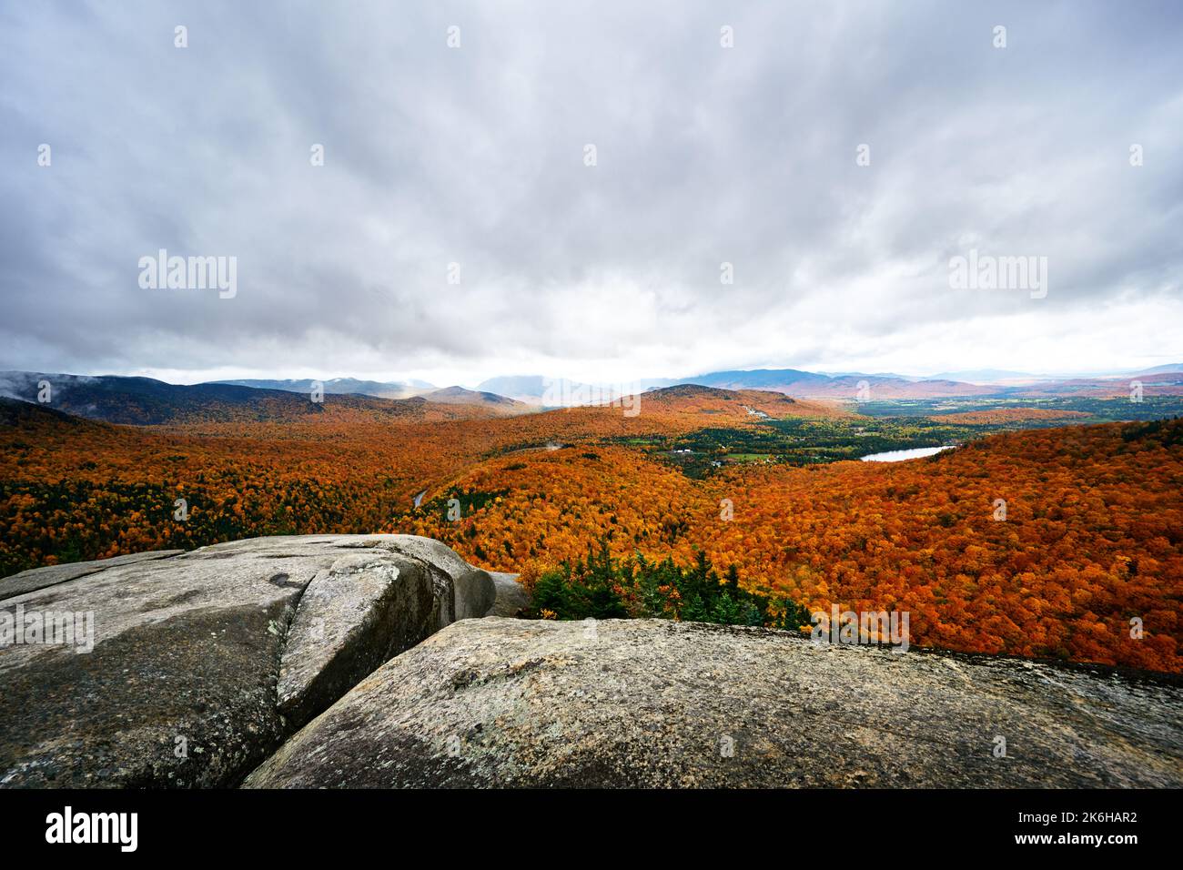 Vue depuis le haut de la piste de roche équilibrée, montagnes Adirondack, État de New York Banque D'Images