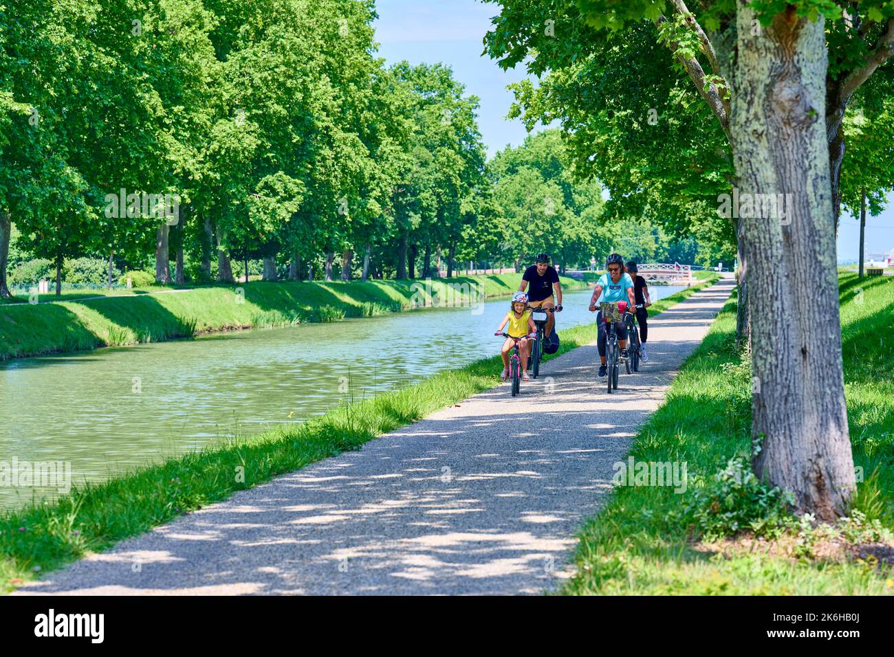 Balade à vélo dans les environs de la piste Montech, le long du canal latéral à la Garonne. Famille vélo ensemble sur le chemin de halage, à l'ombre o Banque D'Images