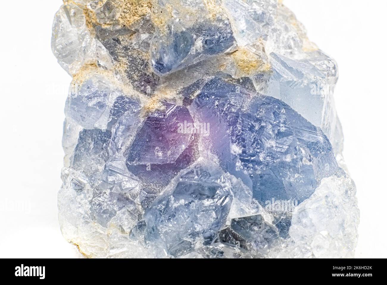 Cluster de cristaux celestine bleu clair isolé sur fond blanc Banque D'Images