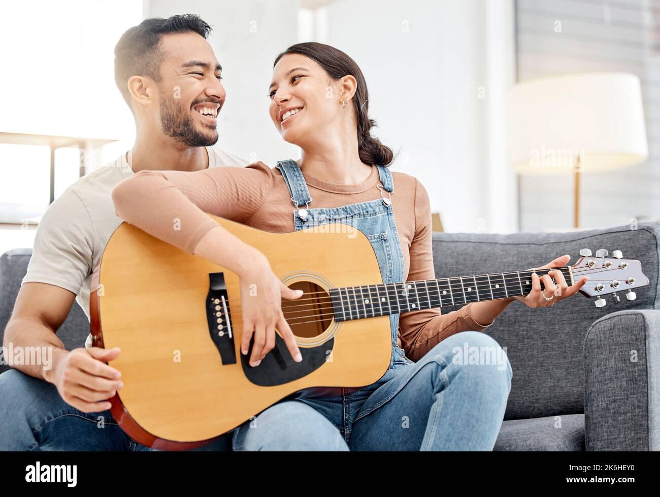 Couple playing guitar on sofa Banque de photographies et d'images à haute  résolution - Alamy