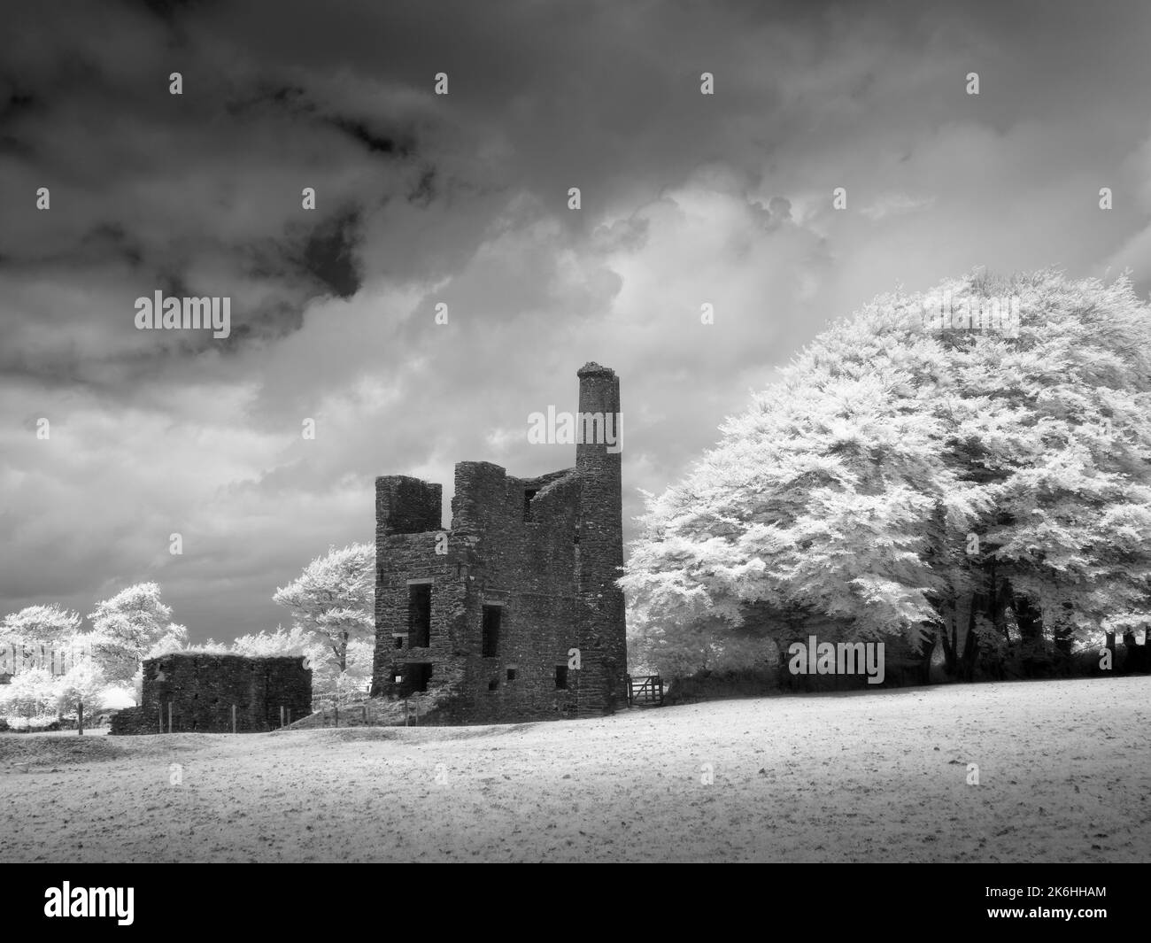 Une image infrarouge noir et blanc de l'ancienne maison de machines à la mine Burrow Farm, sur Brendon Hill, dans le parc national d'Exmoor, Somerset, en Angleterre. Banque D'Images