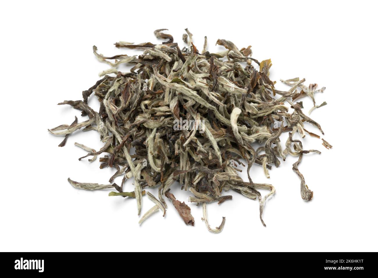 Tas de feuilles de thé népalaises séchées à l'orange blanc, isolées sur fond blanc Banque D'Images
