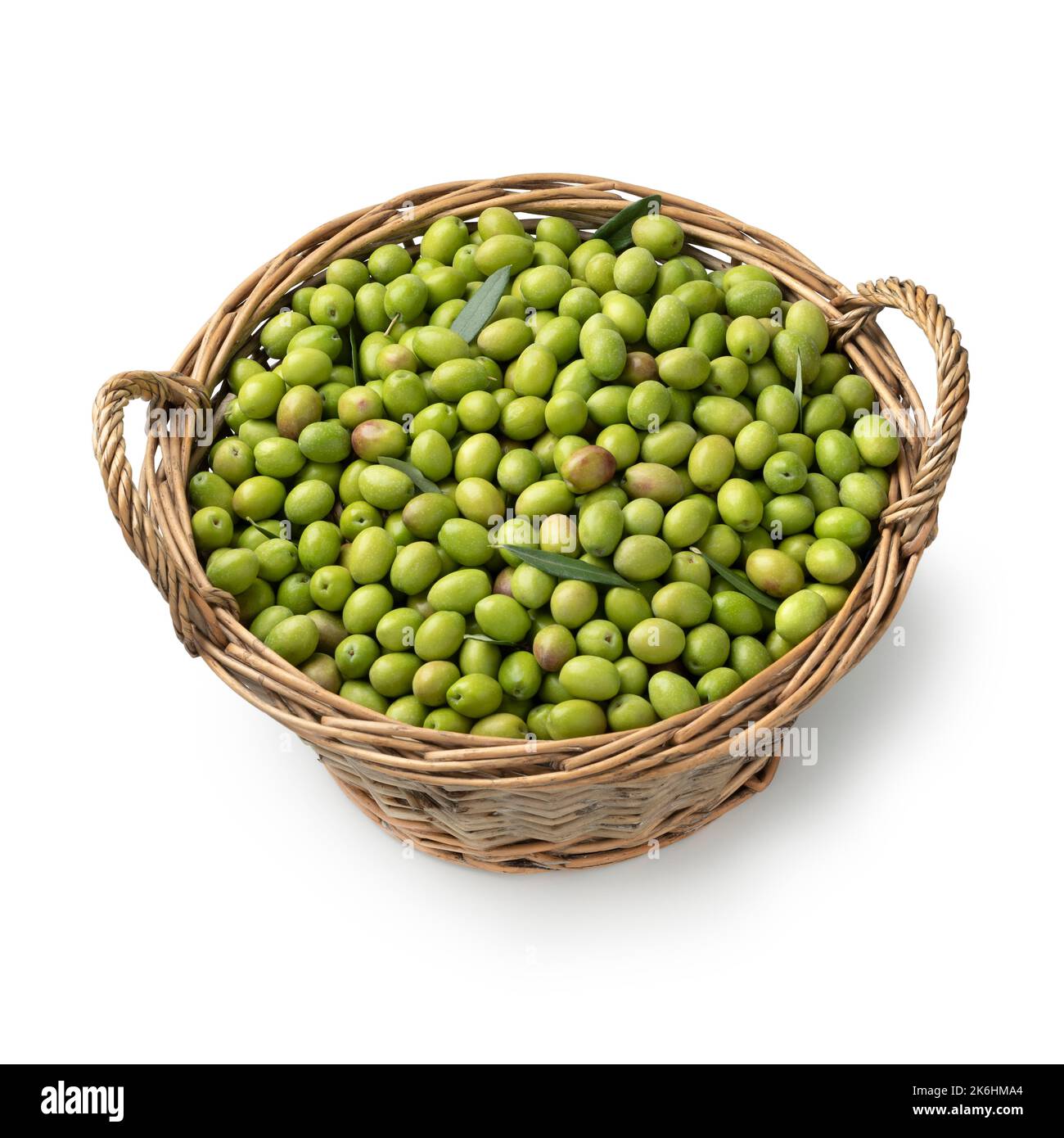 Olives vertes fraîches dans un panier isolé sur fond blanc Banque D'Images