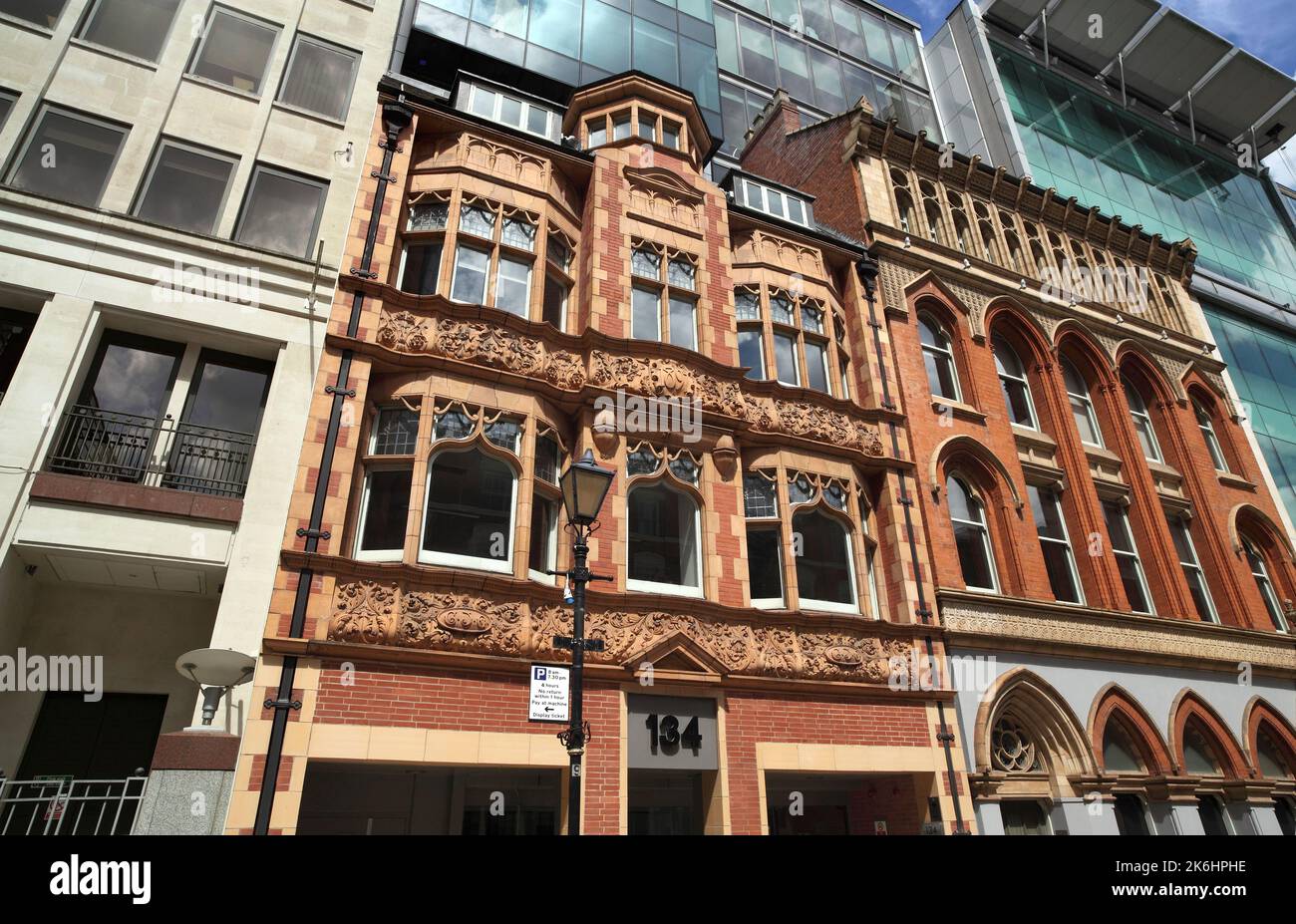 Style ancien et nouveau de l'architecture sur Edmund Street dans le centre-ville de Birmingham. Le 134, rue Edmund et le 138 (à droite) sont des bâtiments classés de catégorie II. Banque D'Images