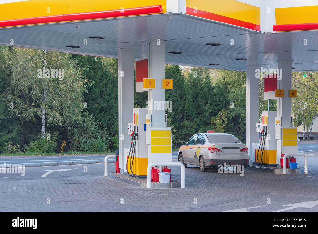 Station-service. Pistolets pour le ravitaillement en carburant dans une station-service. Banque D'Images