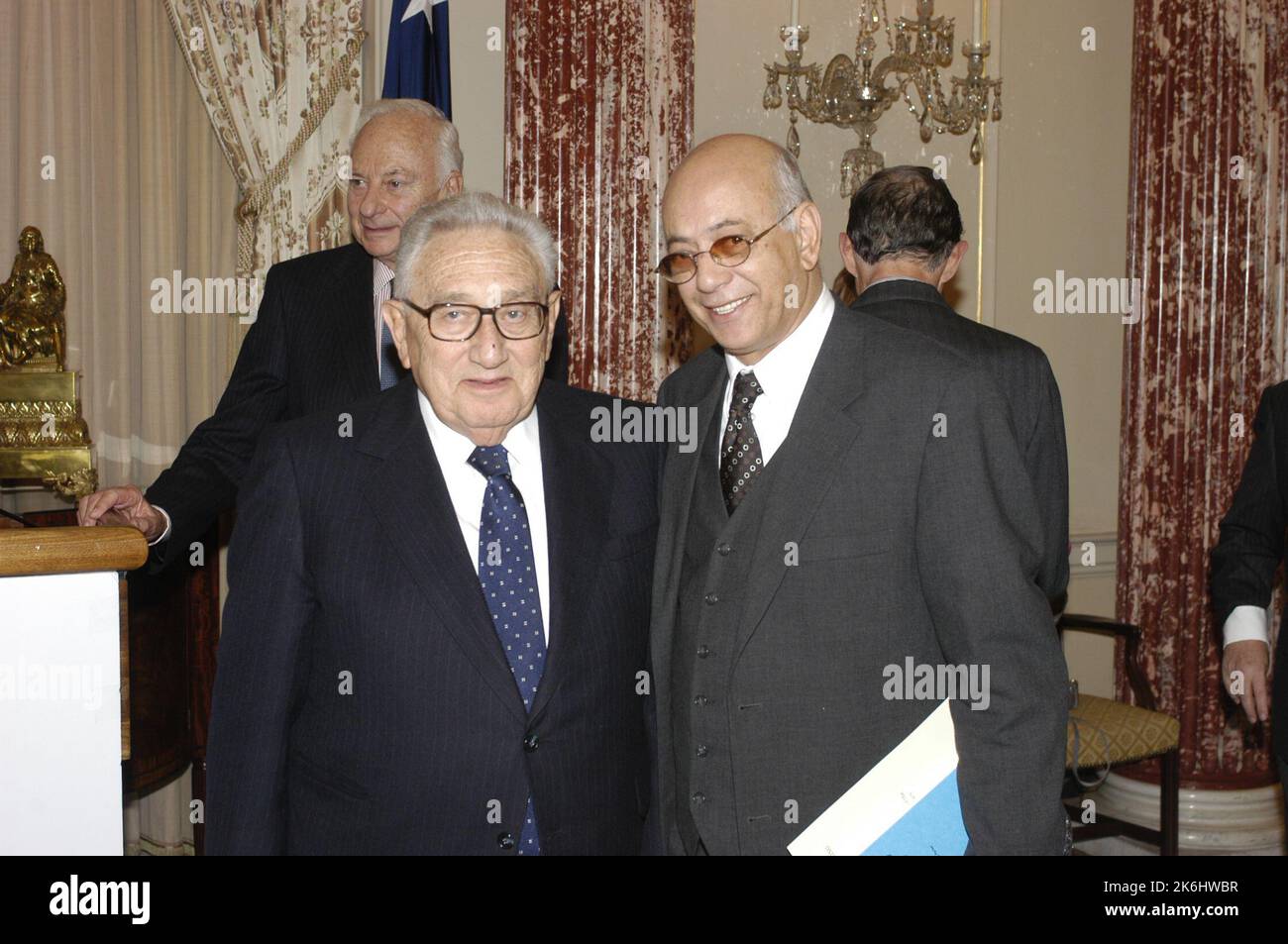 Déjeuner annuel 15th des Prix diplomatiques de l'American Academy of Diplomacy dans la salle Benjamin Franklin, avec un discours de l'ancien secrétaire d'État Henry Kissinger sur les contributions de feu Joseph Sisco. Des officiers de l'Académie et des présentateurs de prix, y compris d'anciens américains, ont également prononcé des remarques Ambassadeur auprès de l'Union soviétique et de la France, Arthur Hartman; ancien États-Unis Ambassadeur en Israël, Samuel Lewis; et ancien États-Unis Ambassadeur en Hongrie, Mark Palmer. Parmi ceux qui acceptaient des prix d'écriture, on comptait Robin Wright, correspondant aux affaires diplomatiques du Washington Post; . 59 CF DS 15985 04 am ACD Dipl  Banque D'Images