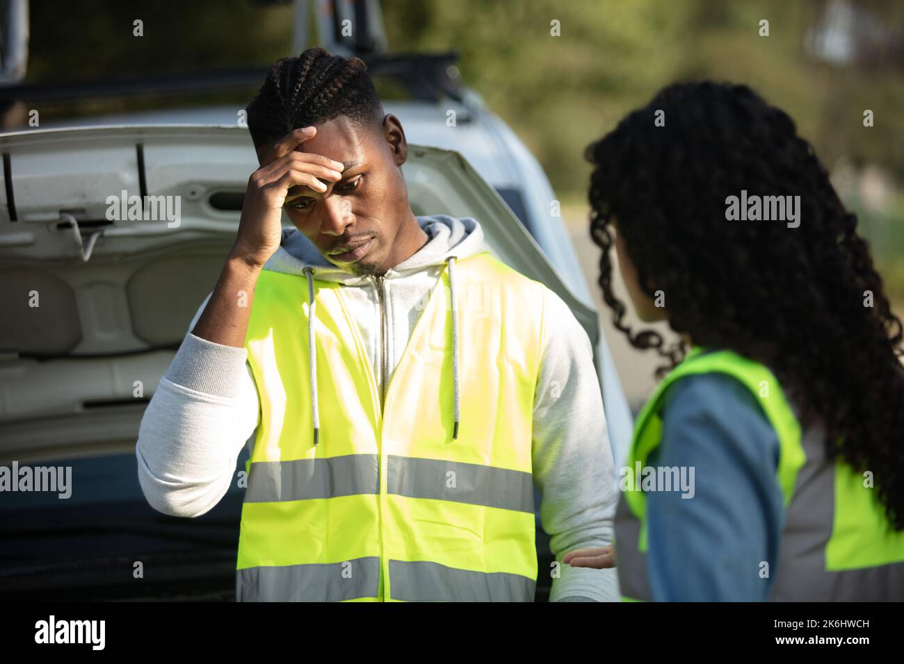 le jeune couple a fait tomber la voiture en panne Banque D'Images