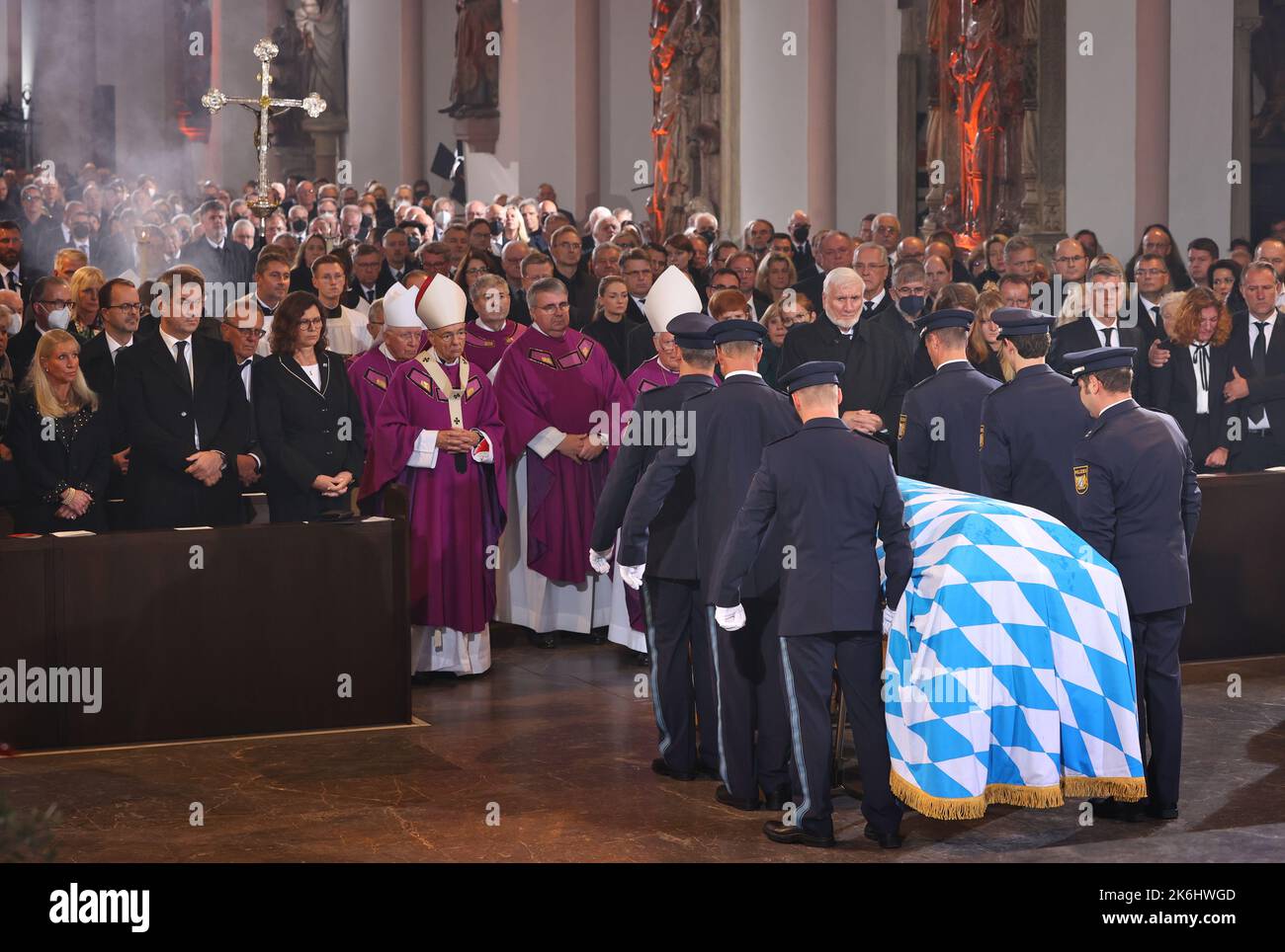 14 octobre 2022, Bavière, Würzburg: Le cercueil de l'ancien Président du Parlement bavarois Barbara Stamm est réalisé de la cathédrale après l'acte funéraire. Photo : Karl-Josef Hildenbrand/dpa Pool/dpa Banque D'Images