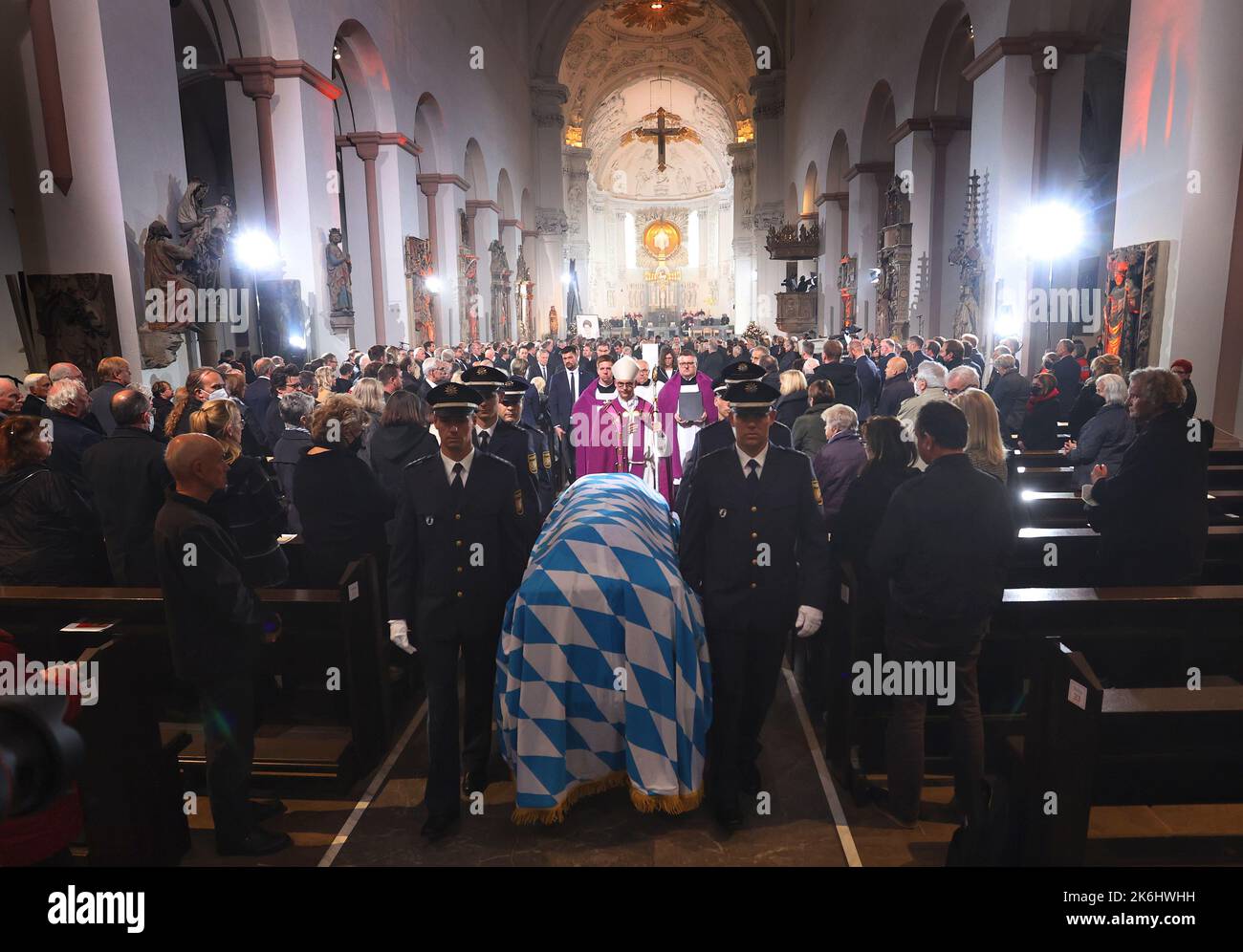 14 octobre 2022, Bavière, Würzburg: Le cercueil de l'ancien président du Parlement bavarois Barbara Stamm est réalisé de la cathédrale après l'acte funéraire. Photo : Karl-Josef Hildenbrand/dpa Pool/dpa Banque D'Images