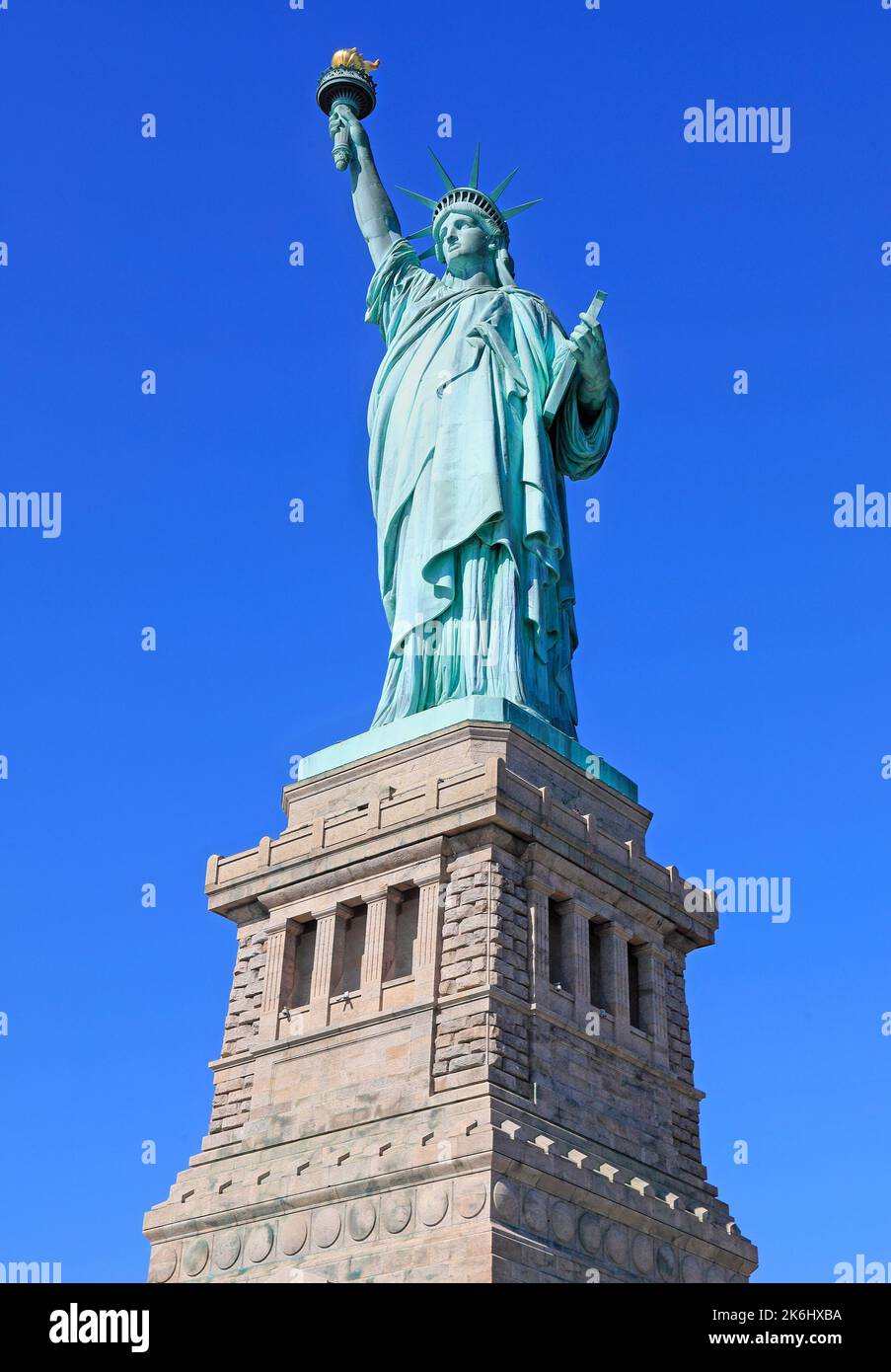 Statue de la liberté, New York City, États-Unis. Inclut une partie de la base sur laquelle se trouve la stature Banque D'Images