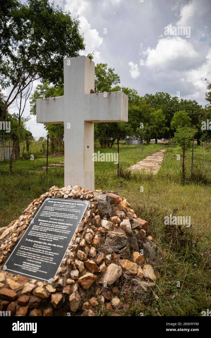 Site de sépulture de masse et mémorial pour les victimes de l'attaque de l'Armée de résistance du Seigneur à Obalanga, en Ouganda, en Afrique de l'est. 365 personnes ont péri ici en juin 2003. Banque D'Images