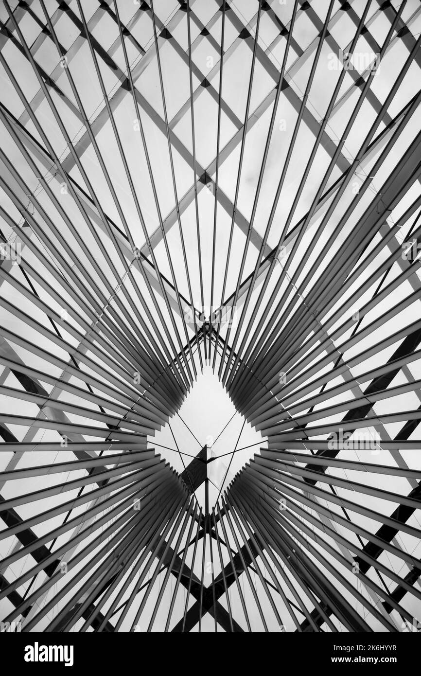 Intérieur de la pyramide du Louvre Banque D'Images