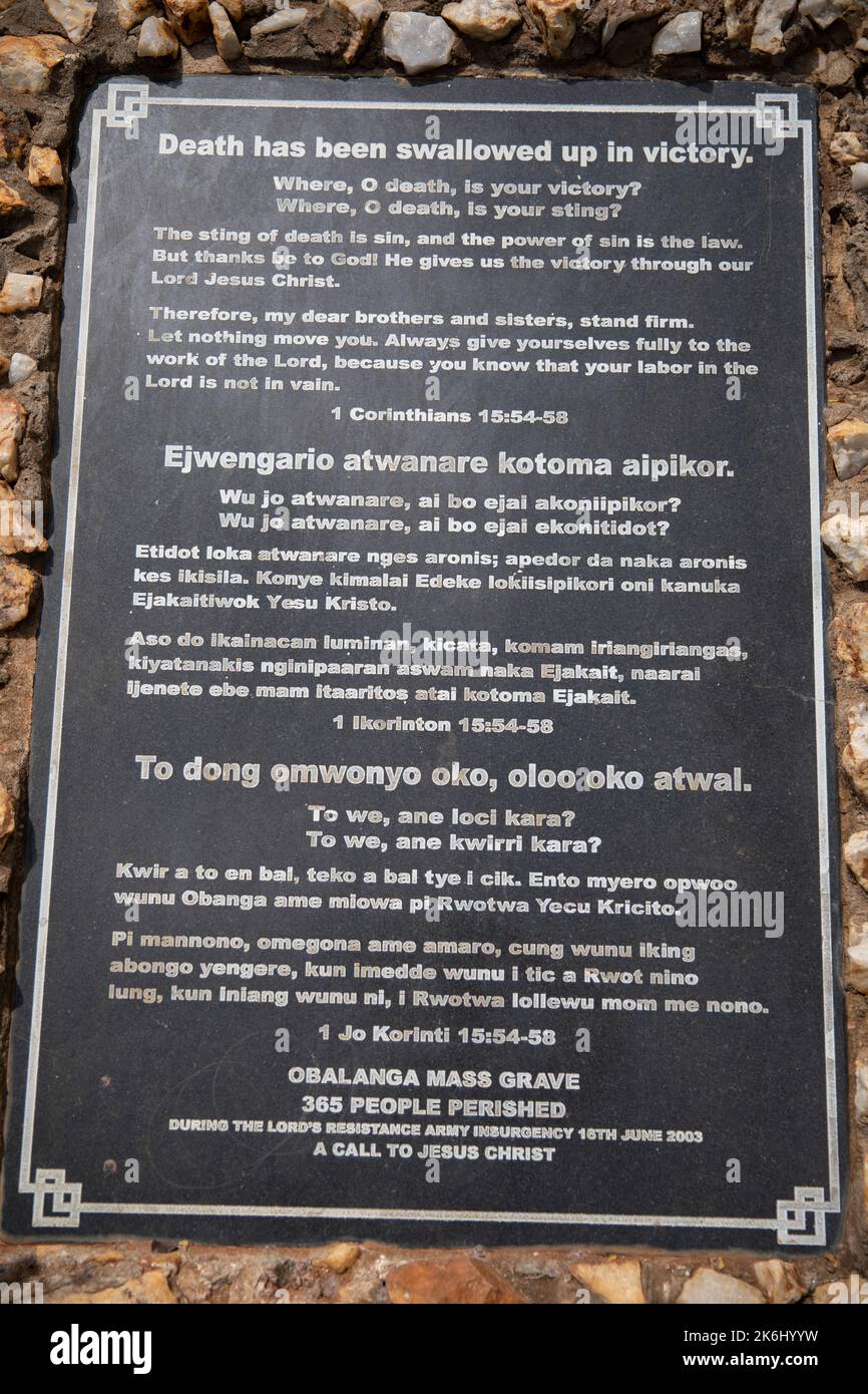 Site de sépulture de masse et mémorial pour les victimes de l'attaque de l'Armée de résistance du Seigneur à Obalanga, en Ouganda, en Afrique de l'est. 365 personnes ont péri ici en juin 2003. Banque D'Images