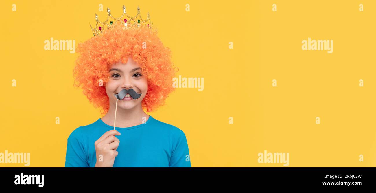 bonne jeune fille en fantaisie clown perruque porter la couronne de reine et drôle de fête moustache, 1 avril. Enfant adolescent drôle dans perruque, affiche de fête. En-tête de bannière, copie Banque D'Images