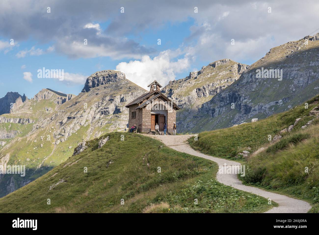 Une petite chapelle au Pordoi Pass, Dolomites, Italie Banque D'Images