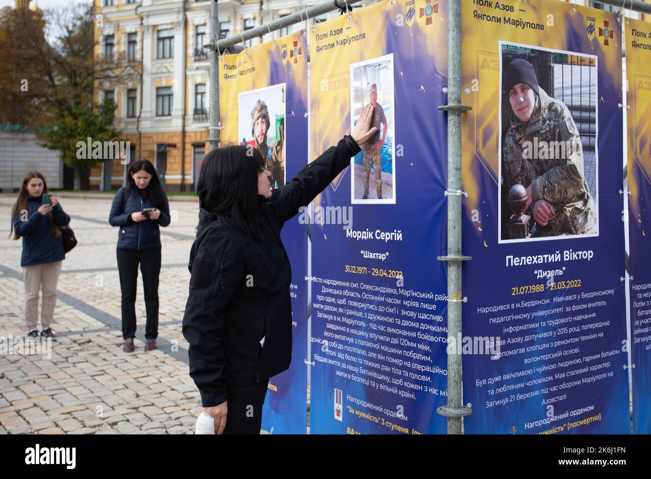 Kiev, Ukraine. 14th octobre 2022. Une femme réagit émotionnellement à l'exposition de rue 'Azov Regiment - Anges de Marioupol', qui est dédiée aux défenseurs de l'unité 'Azov' de la Garde nationale d'Ukraine, qui est mort en défendant Marioupol des envahisseurs russes à Kiev. Les troupes russes sont entrées en Ukraine sur le 24 février 2022 et ont déclenché un conflit qui a provoqué la destruction et une crise humanitaire. (Photo par Oleksii Chumachenko/SOPA Images/Sipa USA) crédit: SIPA USA/Alay Live News Banque D'Images