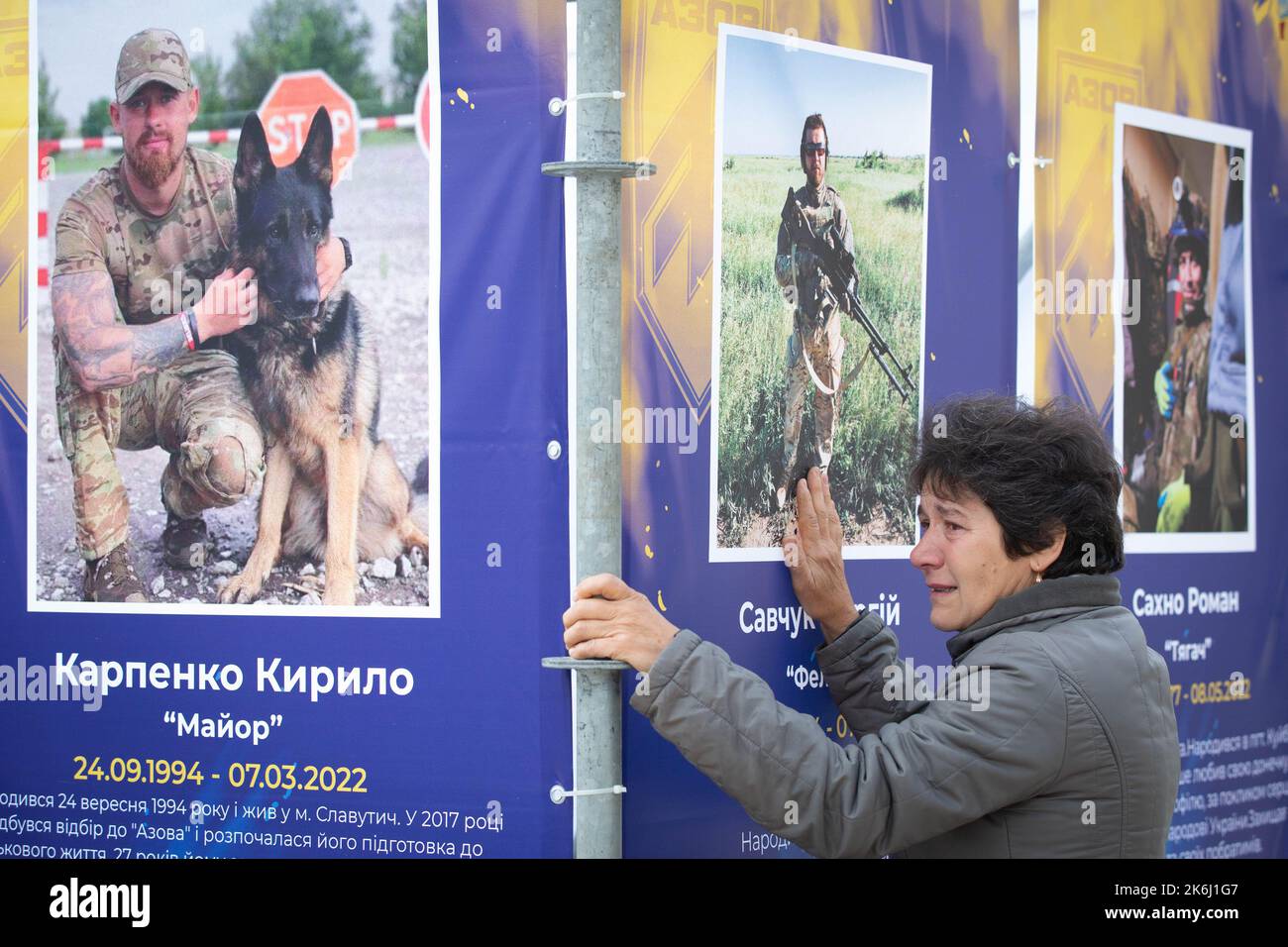 Kiev, Ukraine. 14th octobre 2022. Une femme réagit émotionnellement à l'exposition de rue 'Azov Regiment - Anges de Marioupol', qui est dédiée aux défenseurs de l'unité 'Azov' de la Garde nationale d'Ukraine, qui est mort en défendant Marioupol des envahisseurs russes à Kiev. Les troupes russes sont entrées en Ukraine sur le 24 février 2022 et ont déclenché un conflit qui a provoqué la destruction et une crise humanitaire. (Photo par Oleksii Chumachenko/SOPA Images/Sipa USA) crédit: SIPA USA/Alay Live News Banque D'Images