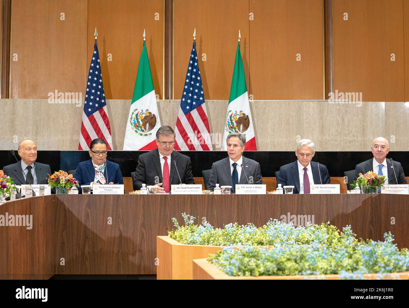 Washington, États-Unis d'Amérique. 13 octobre 2022. ÉTATS-UNIS Le secrétaire d’État Antony Blinken, au centre-droit, lors d’une session élargie du dialogue de haut niveau sur la sécurité entre les États-Unis et le Mexique, dans l’édifice Harry S. Truman du département d’État, à 13 octobre 2022, à Washington, DC assis de gauche à droite : Le procureur général du Mexique Alejandro Gertz Manero, la secrétaire à la sécurité du Mexique Rosa Rodriguez, le secrétaire mexicain aux Affaires étrangères Marcelo Ebrard, États-Unis Le secrétaire d'État Tony Blinken, États-Unis Procureur général Merrick Garland et États-Unis Alejandro Mayorkas, secrétaire à la sécurité intérieure. Crédit: Freddie Everett/Département d'État Banque D'Images