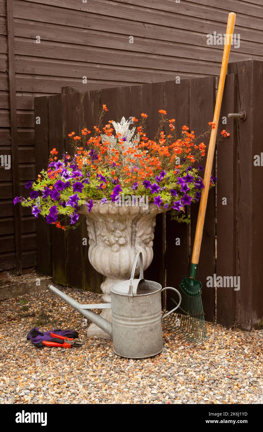 Outils de jardinage et d'urne de fleurs de jardin Banque D'Images