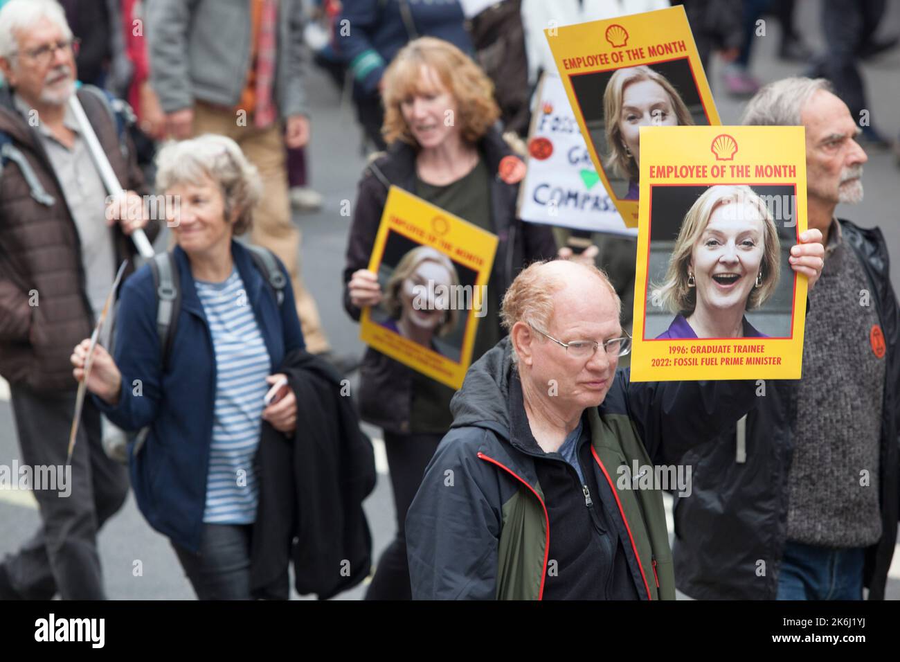 Londres, Royaume-Uni, 14 octobre 2022 : la rébellion de l'extinction s'est emparée de Whitehall jusqu'à Downing Street, où ils ont symboliquement brûlé des factures d'énergie. Le slogan de la manifestation était « nous ne pouvons pas nous permettre cela », faisant référence à la fois aux factures d'énergie dans la crise du coût de la vie et à la crise climatique causée par la combustion de combustibles fossiles. Des affiches ont montré Liz Truss en tant qu'employée du mois, soulignant ses liens avec l'industrie des combustibles fossiles. Anna Watson/Alay Live News Banque D'Images