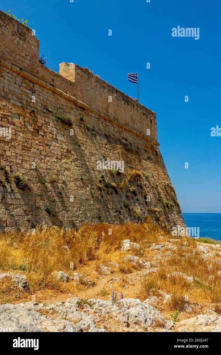 Murs en pierre à l'extérieur de la forteresse de Fortezza à Rethymnon Crète Grèce construit au 16th siècle par les Vénitiens. Banque D'Images