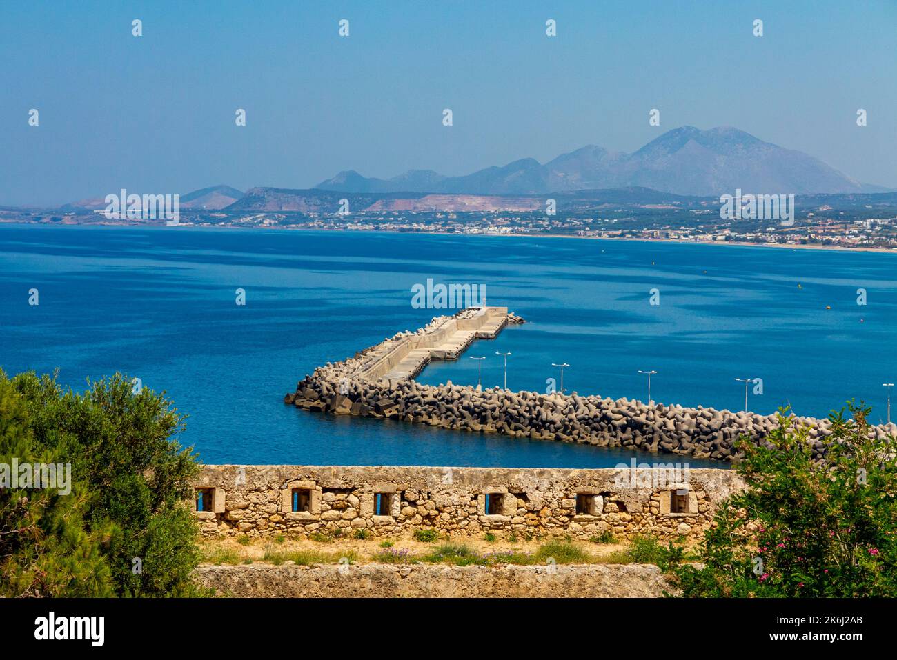 Vue sur la mer depuis la forteresse de Fortezza à Rethymnon Crète Grèce construite au 16th siècle par les Vénitiens. Banque D'Images