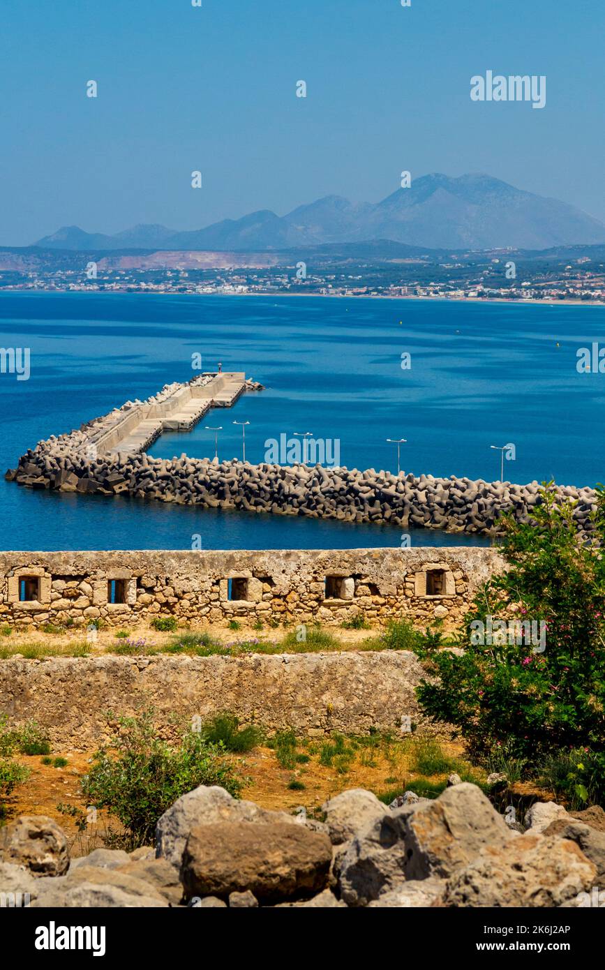 Vue sur la mer depuis la forteresse de Fortezza à Rethymnon Crète Grèce construite au 16th siècle par les Vénitiens. Banque D'Images